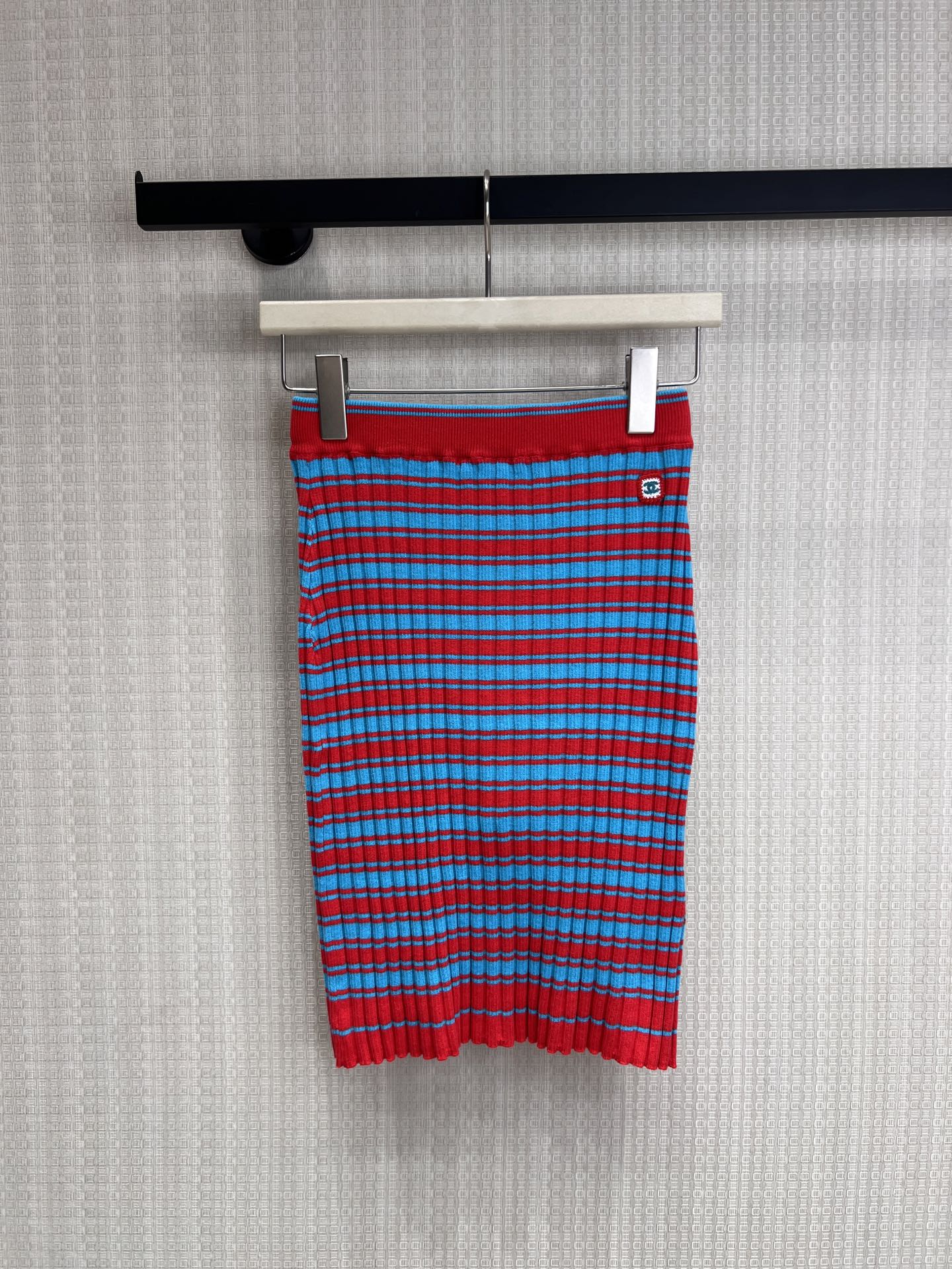NO:844707,Top Skirt Red and blue contrasting striped knitted suit | Summer energy ceiling Warm red + fresh blue contrasting stripes, bringing a summer vacation atmosphere Stand-up collar with half-button design, modifying the neck line, playful and age-reducing The pitted knitted fabric has micro elasticity, slimming and slimming, easily outlines the body curves Top + skirt two-piece set, can be worn separately or as a set, unlocking N kinds of styles  The vibrant color scheme can easily become the center of attention whether it is for daily outings or dates. Ready for sale sml,,skirts,19860909上衣 半裙 红蓝撞色条纹针织套装｜夏日元气天花板 热烈红+清新蓝的撞色条纹,自带夏日度假氛围感 立领半开扣设计,修饰脖颈线条,俏皮又减龄 坑条针织面料自带微弹,修身显瘦,轻松勾勒身材曲线 上衣+半裙两件套,可分开搭配也可成套穿,解锁N种风格 元气满满的配色,不管是日常出街还是约会,都能轻松成为焦点现货出售sml,,skirts,,Women's clothing