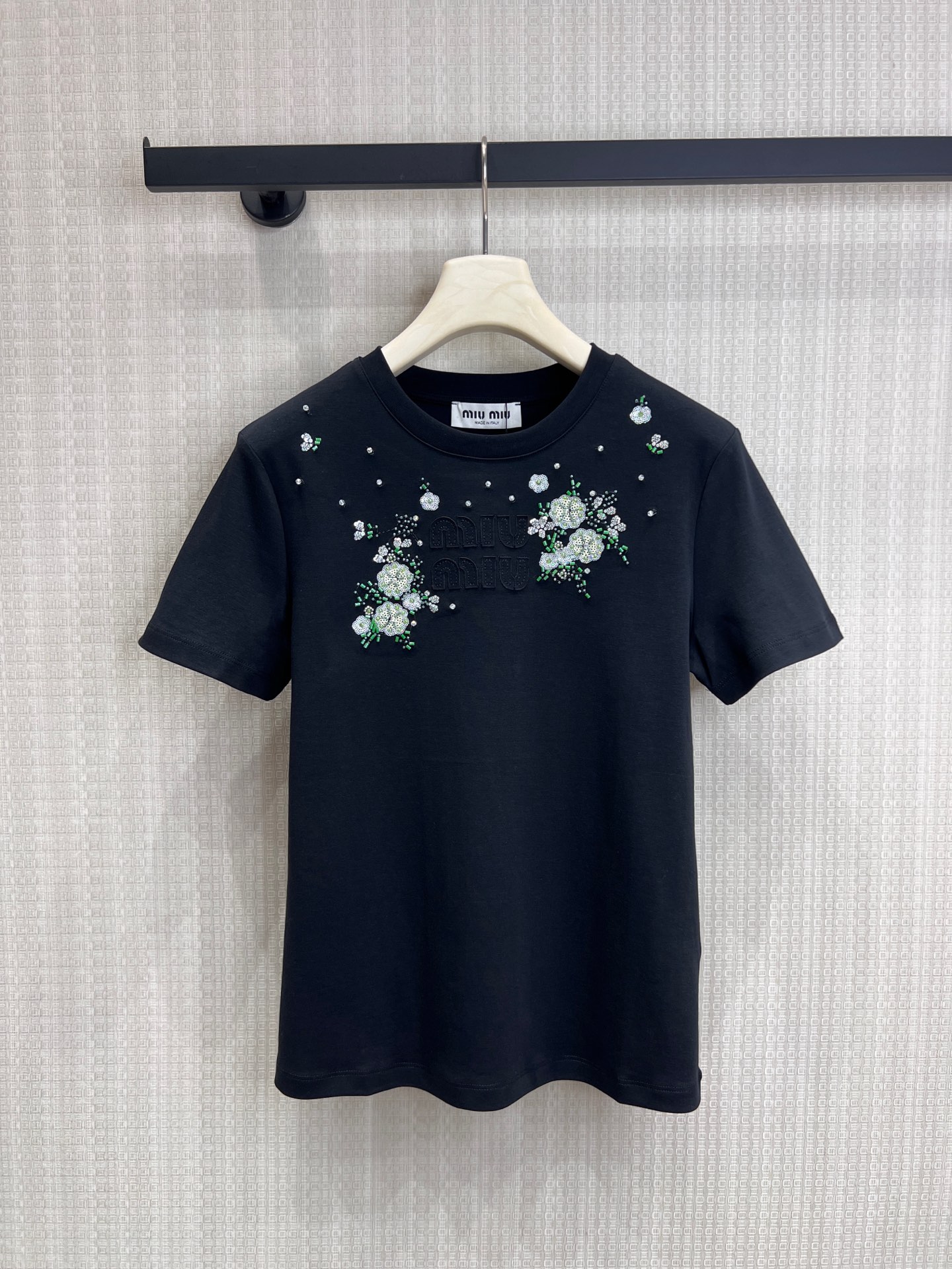 NO:844712,26 new spring and summer products Mi** style hand-beaded embroidery T-shirt nails the tenderness of spring on the body, three-dimensional beading and embroidery outline fresh flowers, matched with the brand letter logo, soft and fufu high-count cotton fabric, comfort and sophistication are both online. Available in black/white, gentle when worn alone or outstanding when layered, easy to capture the sweet girl atmosphere ~ ready for sale smL, tees, t-shirt,1986090926春夏新品 Mi**风手工钉珠刺绣T恤 把春日的温柔钉在衣身上,立体钉珠与刺绣勾勒出清新花卉,搭配品牌字母标识,软fufu的高支棉面料,舒适与精致感双双在线. 黑/白两色可选,单穿温柔、叠穿出彩,轻松拿捏甜妹氛围~现货出售smL,,tees，t-shirt,,Women's clothing