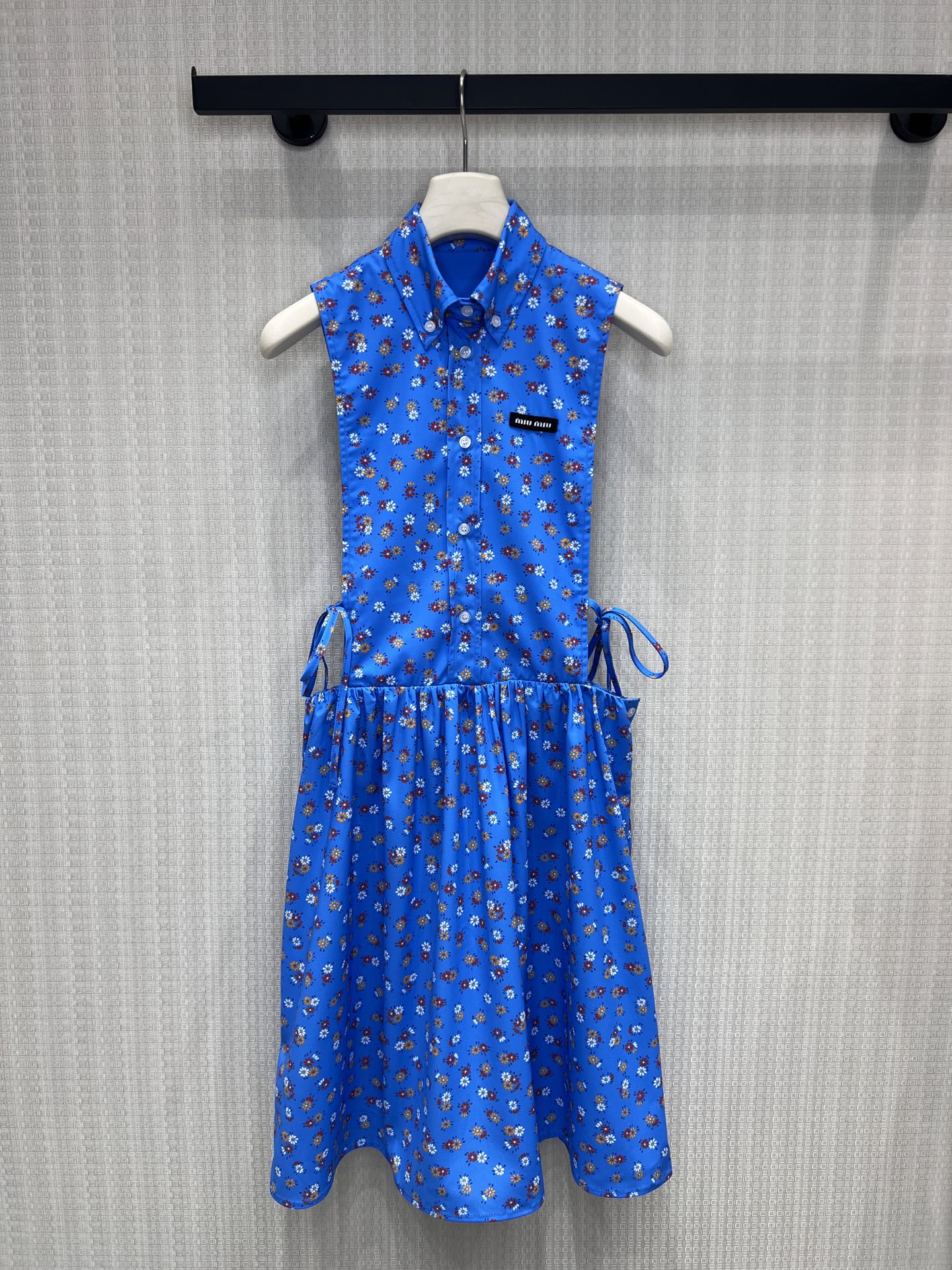 NO:839006,26 spring and summer new product mi** blue floral skirt is too girly. It comes with a good girl filter, the sleeveless design is refreshing and age-reducing, layered shirts directly unlock the formula of college style, and it is perfect for daily outings and travel photos!  Summer oxygen ceiling!  The blue floral pattern is like wearing the whole spring on your body. The A-line skirt hides the body and makes you look slimmer. The lace design on the side waist can be freely adjusted for tightness. It is a must-have skirt for sweet girls to reduce their age!  Ready for sale smL,,skirts,shirts,1986090926春夏新品 mi**蓝底碎花裙也太戳少女心了 自带乖乖女滤镜,无袖设计清爽又减龄,叠穿衬衫直接解锁学院风公式,日常出街、出游拍照都超出片！ 夏日氧气感天花板！蓝调碎花像把整片春天穿在身上,A字蓬裙藏肉又显瘦,侧腰的系带设计还能自由调节松紧,甜妹必备的减龄神裙！现货出售smL,,skirts,shirts,,Women's clothing