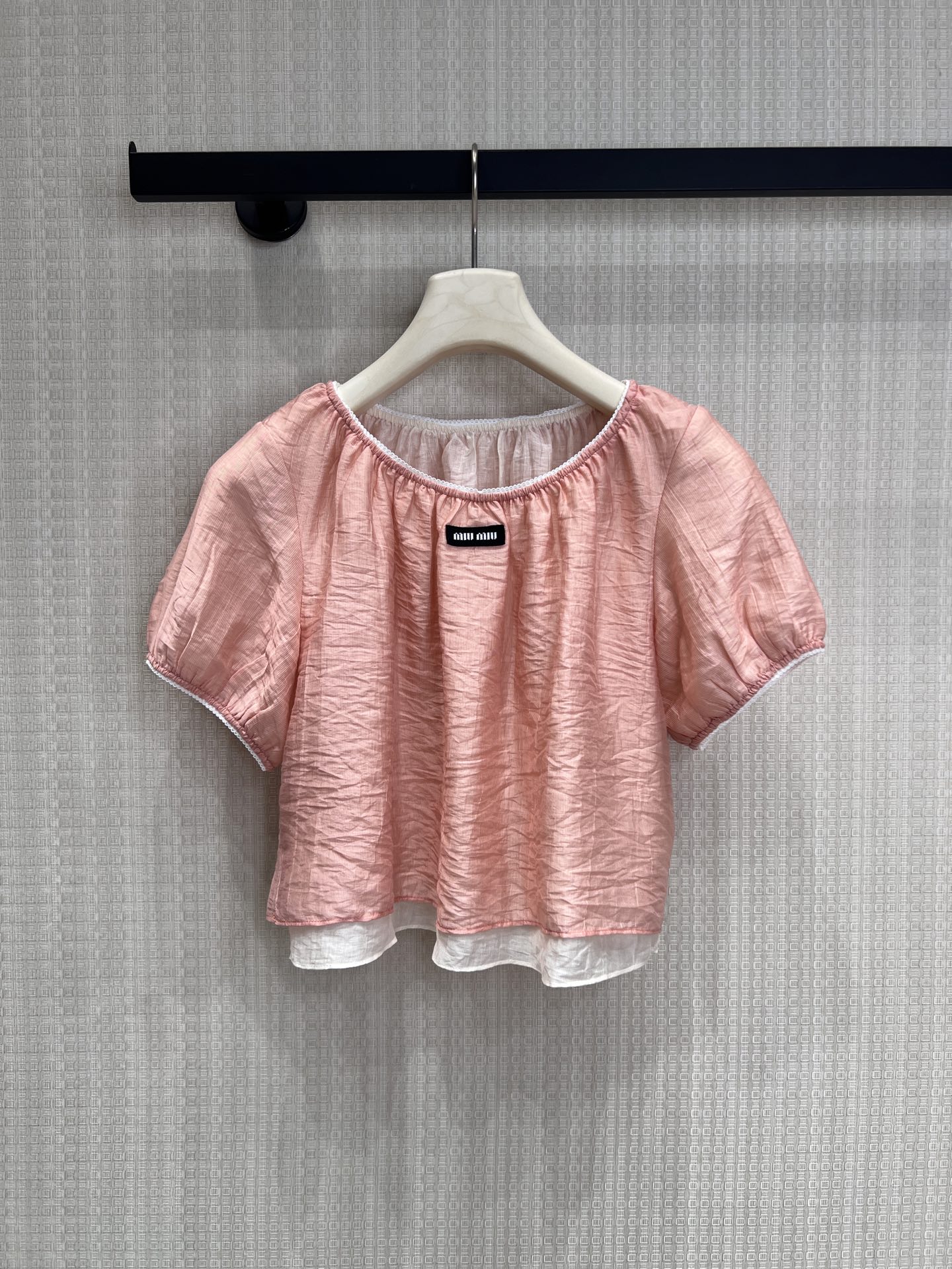 NO:839016,Tops and skirts 26 spring and summer new arrivals miu**. A girly narrative in soft matte pink tones, using light textured fabrics to create a relaxed soft-focus texture. The short puff-sleeved top is paired with an A-line skirt of the same color, Miu**'s sweet-cool balance, with a soft and elegant look in spring and summer. The suit can be split and matched, making it versatile!  Spot sale smL,,miumiu,skirts,19860909上衣 半裙 26春夏新品miu** 柔雾粉调的少女叙事,以轻透肌理面料打造松弛的柔焦质感.短款泡泡袖上衣搭配同色系A字半裙,Miu**式甜酷平衡,春夏里自带柔光的千金造型.套装可拆分搭配,百搭不挑人！现货出售smL,,miumiu,skirts,,Women's clothing