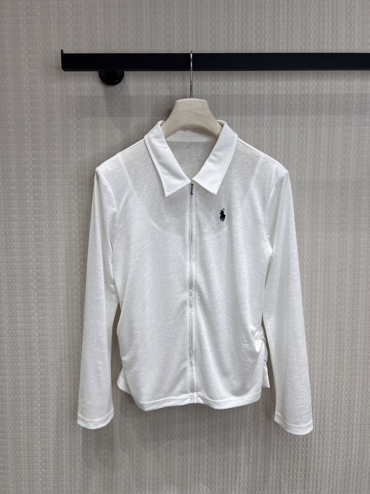 NO:840175,26 spring and summer new products, original designers have mastered both refreshing and slimming!  The milky white tone comes with a summer filter, and the lapel + zipper design is clean and neat. The small pleats on the side waist directly hide the flesh, turning it into a S-waist in an instant. The pony embroidery on the chest is the finishing touch. It is low-key and unobtrusive. The fabric is soft and slightly translucent. It is very comfortable to wear in summer. It looks great with jeans and sports pants. Lazy people can just close their eyes and enter!  Spot sale smL,,jeans,1986090926春夏新品 原创设计师 把清爽和显瘦都拿捏了！ 奶白色调自带夏日滤镜,翻领+拉链设计干净利落,侧腰的小褶皱直接藏住肉肉,秒变S腰,胸口的小马刺绣是点睛之笔,低调不张扬,面料软乎乎的还带点微透感,夏天穿巨舒服,搭牛仔裤、运动裤都超有范儿,懒人直接闭眼入！现货出售smL,,jeans,,Women's clothing