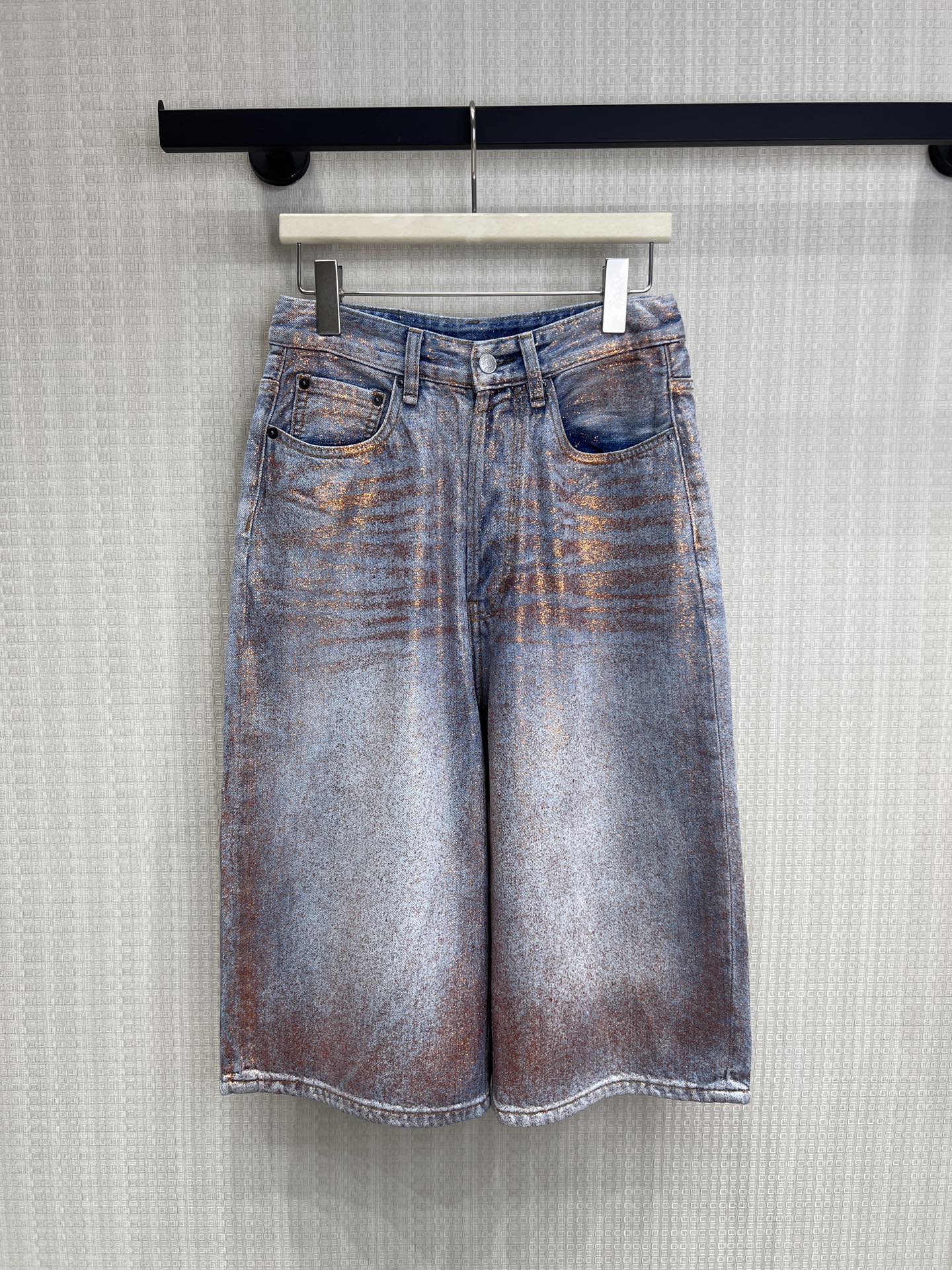 NO:838997,26 spring and summer new products ac** Haute Couture uses washed denim as the canvas, injecting copper-colored bronzing and old craftsmanship to create a unique retro wasteland aesthetic. The loose three-quarter wide-leg tailoring modifies the leg shape and has a relaxed street feel. The metallic copper color is smudged on the denim, like the setting sun shining on old denim. It has its own eye-catching focus, and it is easy to wear without clashing with the avant-garde attitude.  Breaking the dullness of conventional denim, the washed blue background and copper-colored bronzing contrast to create a unique tone. The three-quarter wide-leg silhouette is super friendly to various leg types, and the distressed craftsmanship gives each pair a unique texture. Ready for sale smL,,1986090926春夏新品 ac** 高定以水洗牛仔为画布,注入铜色烫金做旧工艺,打造独一份的复古废土美学.宽松七分阔腿剪裁,修饰腿型又自带松弛街头感,金属铜色晕染在牛仔布上,像落日余晖洒在旧牛仔上,自带吸睛焦点,轻松穿出不撞款的先锋态度. 打破常规牛仔的沉闷,水洗蓝底与铜色烫金晕染碰撞出独特色调.七分阔腿廓形对各种腿型都超友好,做旧工艺让每一条都带着独一无二的肌理 现货出售smL,,,Women's clothing