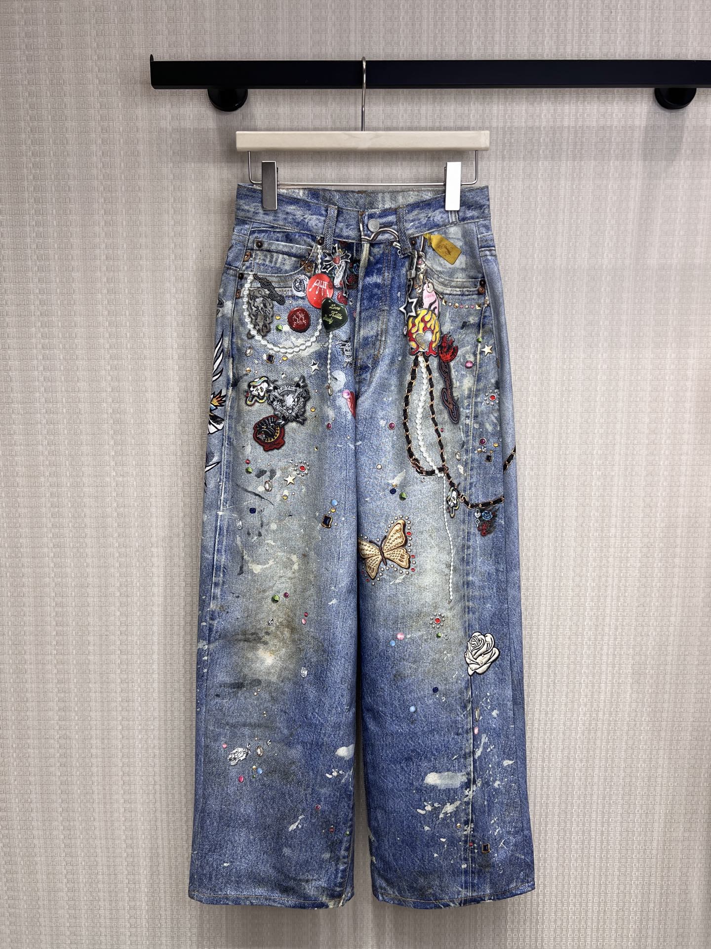 NO:839002,26 spring and summer new products, ac** heavy industry technology directly turns cowboys into works of art, full of details such as badges, butterfly embroidery, and splash-ink colored diamonds. The high-waisted and wide-leg version makes you look taller and slimmer. It looks great when worn with canvas shoes and Martin boots. It is easy to achieve the street hot girl style!  Using washed denim as the canvas, we inject multiple techniques such as badge embroidery, beading, and splashing ink to create a unique 'artistic' denim. The old washed background color has a retro mottled texture, and the wide-leg silhouette has a relaxed street aura. Every detail hides avant-garde aesthetics. It is an eye-catching pair of pants that has its own topic in the wardrobe. Ready for sale smL, boots,1986090926春夏新品 ac**重工工艺直接把牛仔做成了艺术品,徽章、蝴蝶刺绣、泼墨彩钻细节拉满,高腰阔腿版型显高又显瘦,搭帆布鞋、马丁靴都超有感觉,轻松拿捏街头辣妹风！以水洗牛仔为画布,注入徽章刺绣、钉珠、泼墨等多重工艺,打造独一无二的“艺术感”牛仔.做旧水洗底色带着复古斑驳肌理,阔腿廓形自带松弛街头气场,每一处细节都藏着先锋美学,是衣橱里自带话题度的吸睛神裤.现货出售smL,,boots,,Women's clothing