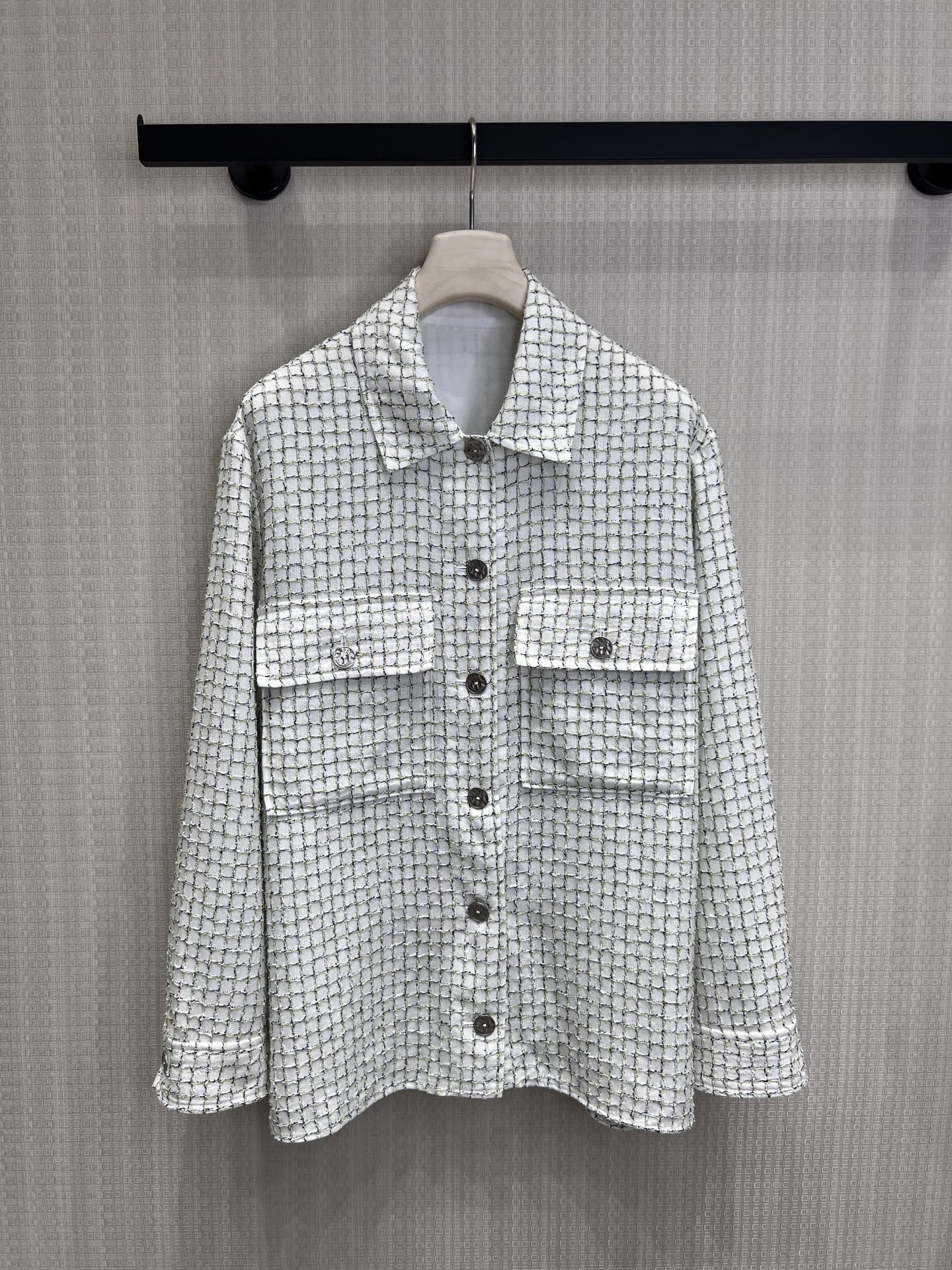 NO:839027,26 spring and summer new product Cha** Xiaoxiang style off-white plaid tweed shirt jacket, a high-definition replica of the classic style, imported tweed fabric, the texture is crisp and not easy to deform, the off-white background + silver plaid has a fine shiny texture. Shirt-style lapel silhouette, loose shoulder cut, double chest pockets with branded metal buckles, can be worn alone or stacked, versatile in all seasons!  Ready for sale smL,,jackets & coats,shirts,1986090926春夏新品 Cha**小香风米白格纹粗花衬衫外套 高定复刻经典款,进口粗花呢面料,肌理挺括不易变形,米白底色+银丝格纹自带细闪质感.衬衫式翻领廓形,宽松落肩剪裁,胸前双口袋搭配品牌金属扣,可单穿可叠穿,四季百搭！现货出售smL,,jackets & coats,shirts,,Women's clothing