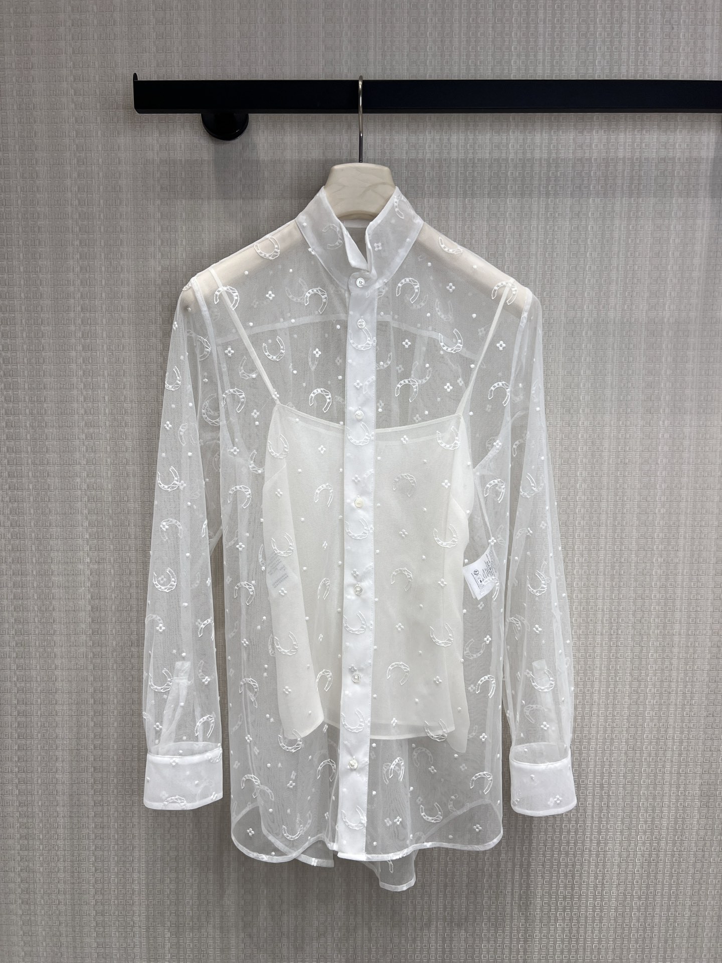 NO:838992,Dio ** style horseshoe starburst jacquard see-through organza shirt Wear hazy poetry on the body. The organza see-through shirt uses delicate jacquard technology to turn the brand symbol into a vague romantic texture. The stand-up collar silhouette weakens the toughness of the shirt, and the loose version has a sense of relaxation. It can create an effortless sense of luxury when worn alone or layered. It is a gentle temperament suitable for various occasions. Ready for sale smL, dior, shirts,19860909Dio**风马蹄星芒提花透视欧根纱衬衫 把朦胧诗意穿在身上,欧根纱透视衬衫以细腻提花工艺,将品牌符号化作若隐若现的浪漫肌理.立领廓形弱化了衬衫的硬朗,宽松版型自带松弛感,单穿叠穿都能打造不费力的高级感,是适配多种场合的温柔气质担当.现货出售smL,,dior,shirts,,Women's clothing