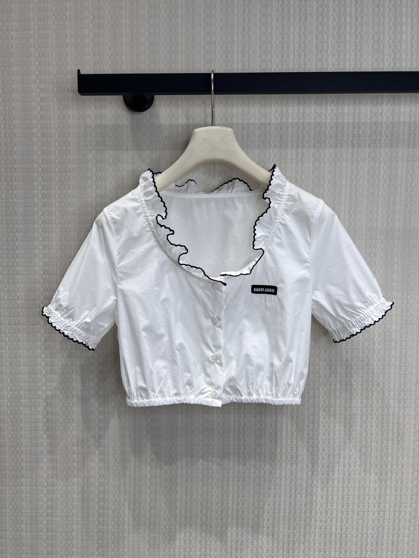 NO:840145,26 spring and summer new product Miu** sweet and cool lace short white shirt. Classic off-white base, with black wavy earrings, unlocking the collision of college style and sweet elements. Square collar + puff sleeve design, with retro ballet feel, short waist style to easily optimize the proportion, with small logo embroidery embellishment, full details without conflict, can be worn alone or stacked, contracting the girly feeling of spring and summer. Ready for sale smL,, miumiu, shirts,1986090926春夏新品 Miu**系甜酷花边短款白衬衫 经典米白基底,搭配黑边波浪木耳边,解锁学院风与甜美元素的碰撞.方领+泡泡袖设计,自带复古芭蕾感,短款收腰版型轻松优化比例,搭配小标刺绣点缀,细节拉满不撞款,可单穿可叠穿,承包春夏的少女感现货出售smL,,miumiu,shirts,,Women's clothing