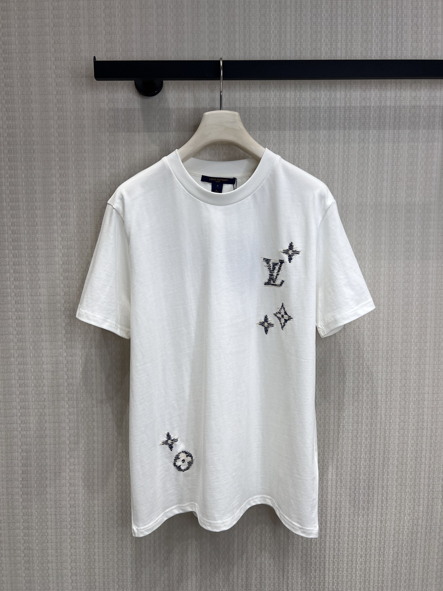 NO:840161,26 spring and summer new arrival Lou heavy embroidery short sleeves. Customized heavy fabrics, crisp but not soft. Three-dimensional embroidered presbyopia, full of details. Black and white two-color. Loose and casual version, same style for men and women. Suitable for daily commuting/street outing. One piece can handle all matching scenes. Big-brand texture. Daily comfort. Close your eyes and avoid stepping on thunder. Ready for sale. smL,, T-shirt,1986090926春夏新品 Lou 重工刺绣短袖 定制重磅面料,挺括不软塌 立体刺绣老花,细节拉满 黑白双色 宽松休闲版型,男女同款 日常通勤/街头出街都适配, 一件搞定所有搭配场景,大牌的质感,日常的舒适,闭眼入不踩雷 现货出售 smL,,T-shirt,,Women's clothing