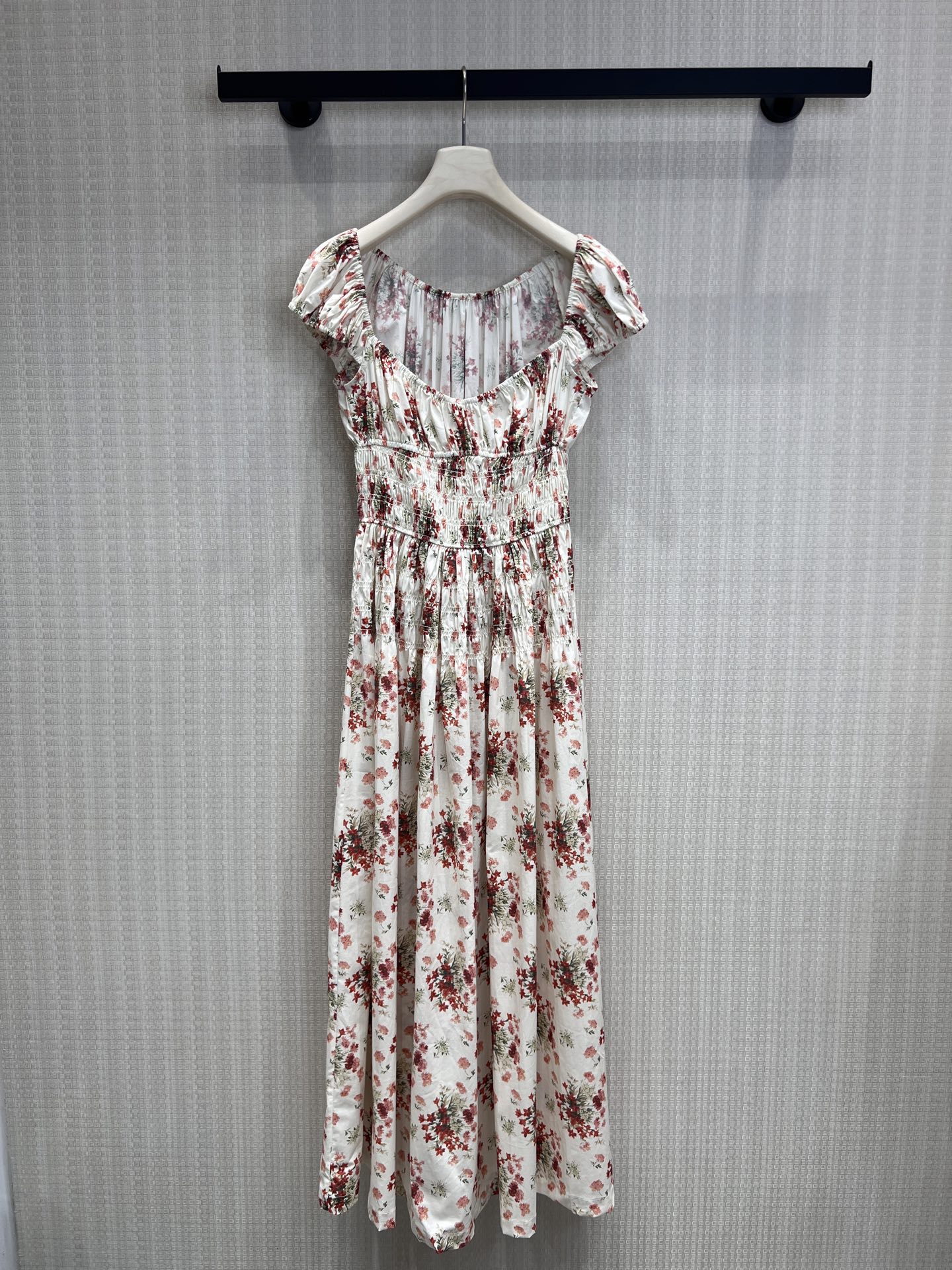NO:840153,26 spring and summer new products, original designer style French retro floral waist dress, milky white background lined with retro red tones floral, comes with gentle soft light filter, one-shoulder puff sleeve design, outlines a romantic French atmosphere, high elastic waist and precise optimization of the waistline, creating a golden ratio of 37 points, large drape skirt with a sense of elegance, showing elegance when walking.  Suitable for various scenarios such as dating, travel, light vacation, etc., it can cover all romantic moments in spring and summer. Available in stock sml, skirts, gold,1986090926春夏新品 原创设计师款法式复古碎花收腰连衣裙 奶白底衬复古红调碎花 ,自带温柔柔光滤镜,一字肩泡泡袖设计,勾勒浪漫法式氛围, 高弹打揽收腰精准优化腰线,打造三七分黄金比例, 垂坠大裙摆自带飘逸感,行走间尽显优雅气质, 适配约会、出游、轻度假等多种场景,承包春夏所有浪漫时刻.现货出售smL,,skirts,gold,,Women's clothing