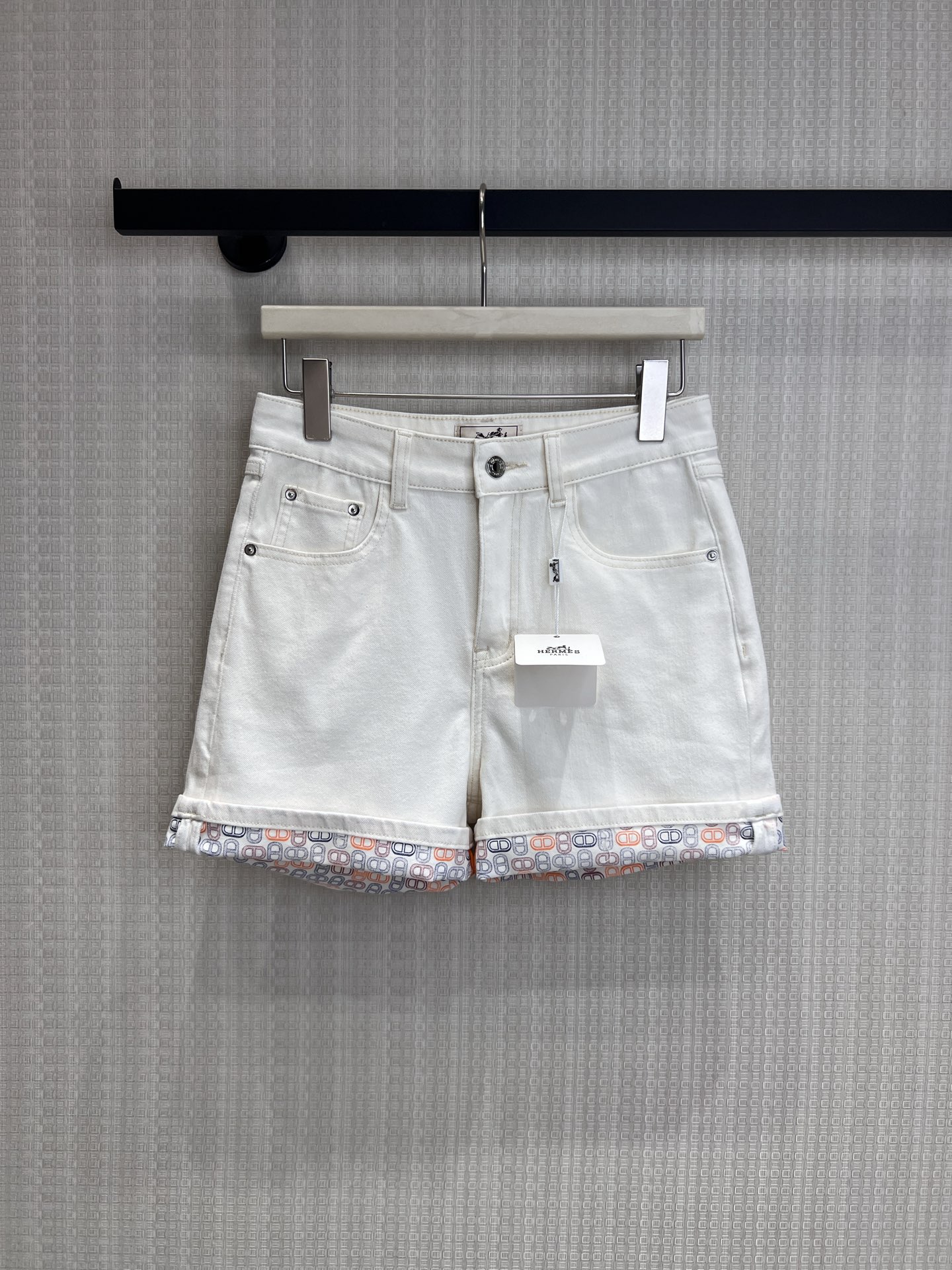 NO:840165,26 spring and summer new product Her** classic cuffed denim shorts. The milky white tone comes with a refreshing summer filter. The cuff design hides the brand's iconic chain link print. The low-key details are a smart way to know the sense of luxury. The high-waist cut + straight version can easily hide the little flesh and become a long-legged star in seconds. It is suitable for matching with T-shirts and shirts. It is a versatile king in summer, no matter your body shape, you can wear it with your eyes closed. Ready for sale  smL,,shorts,shirts,tees,t-shirt,1986090926春夏新品 Her**经典翻边牛仔短裤 奶白色调自带夏日清爽滤镜,翻边设计暗藏品牌标志性链环印花,低调的细节,是懂高级感的小心机.高腰剪裁+直筒版型,轻松藏住小肉肉,秒变长腿星人, 搭配T恤、衬衫都适配,夏天的百搭王,不挑身材闭眼入.现货出售 smL,,shorts,shirts,tees，t-shirt,,Women's clothing