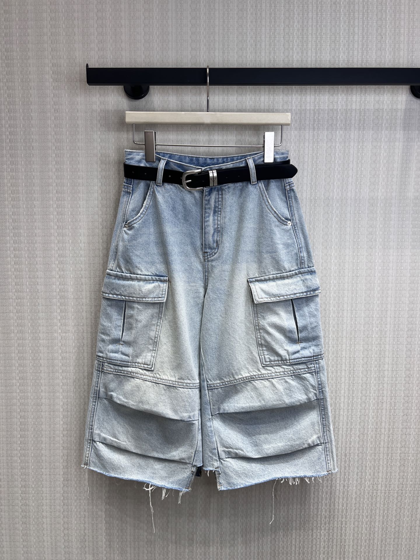 NO:845391,26 spring and summer new products, original designer, customized washing process. Light blue denim has been specially washed and has a vintage and distressed texture. Large pockets on both sides + pleated splicing design add a sense of layering, practicality and style. Natural raw edge tailoring breaks the dullness and brings a casual street atmosphere. High-waisted wide-leg version and high-waisted design with wide-leg three-point tailoring, easily modify the problems of wide hips and thick legs, and lengthen the leg lines. Ready for sale smL,,1986090926春夏新品 原创设计师 定制水洗工艺 浅蓝牛仔经过特殊水洗处理,自带复古做旧质感,两侧大口袋+褶皱拼接设计,增加层次感,兼具实用性与造型感 自然毛边剪裁,打破沉闷,自带随性街头氛围 高腰阔腿版型高腰设计搭配阔腿七分剪裁,轻松修饰胯宽、腿粗问题,拉长腿部线条现货出售smL,,,Women's clothing