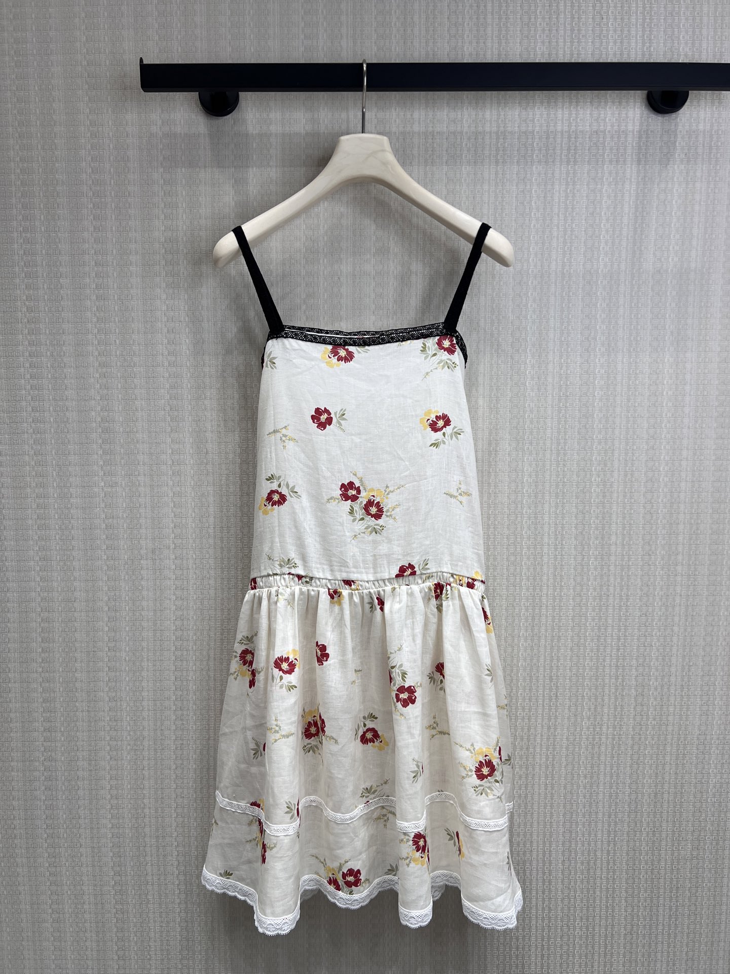 NO:873159,26 spring and summer new product Pra** dress has iconic retro aesthetics, with milky white linen as the base, smudged retro red floral prints, contrasting black slings to outline the soft shoulder lines, lace trim and pleated skirt at the waist, replica Italian relaxed style. The straight A-line version adapts to multiple body shapes, and the light linen has its own breathability. Ready for sale smL, prada, skirts,1986090926春夏新品 Pra**连衣裙标志性复古美学,以奶白亚麻为底,晕染复古红调花卉印花,撞色黑边吊带勾勒柔肩线条,蕾丝饰边与腰节抽褶裙摆,复刻意式松弛格调.直筒A字版型适配多元身形,轻薄亚麻自带透气呼吸感 现货出售smL,,prada,skirts,,Women's clothing