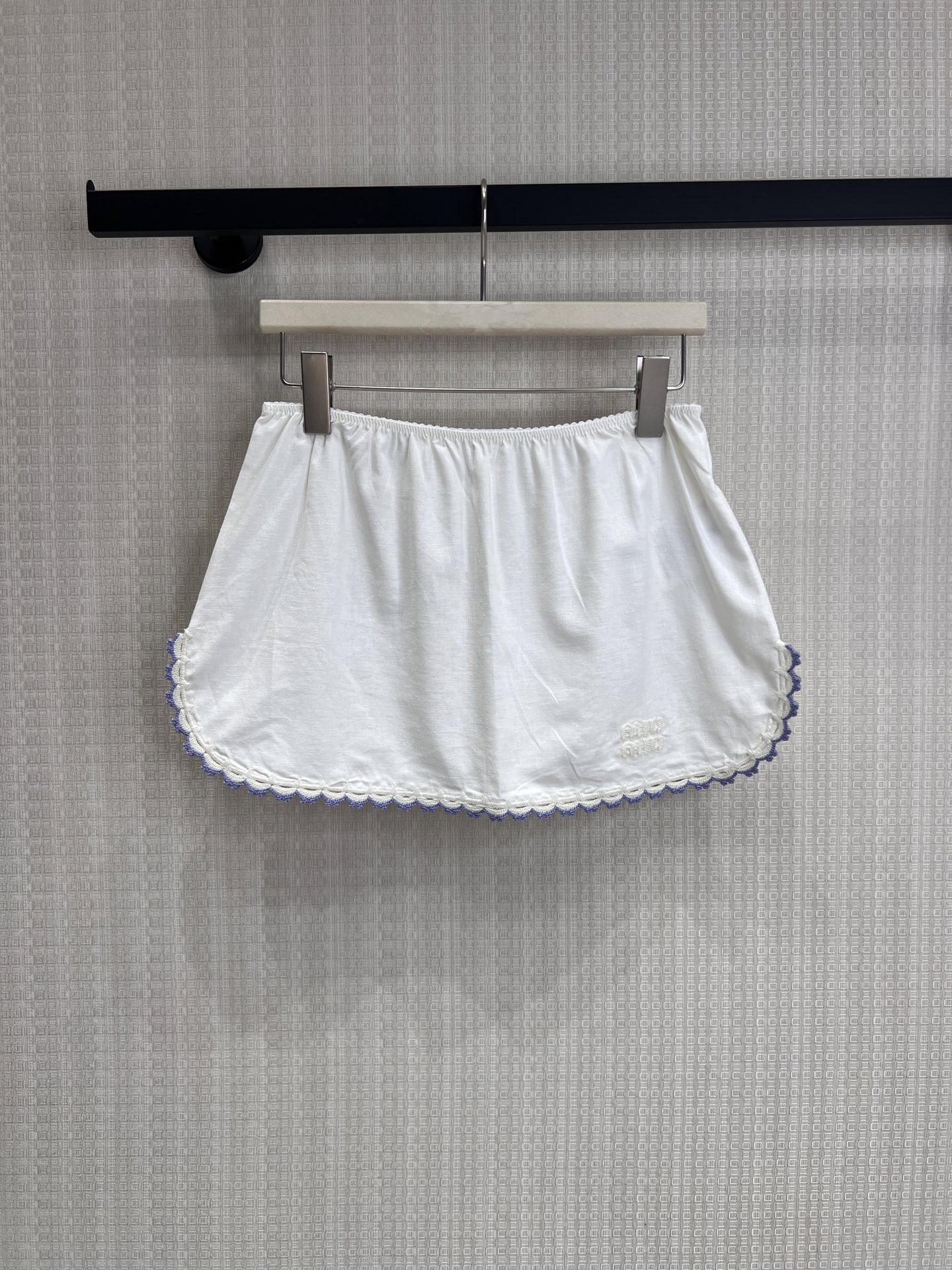 NO:840830,Miu** limited edition off-white lace holiday-style suspender suit has iconic girly aesthetics, made of soft off-white fabric, with handmade lace piping to outline the outline, and the bow design of the suspender straps adds a playful touch. The combination of short suspenders + bud skirt brings a lazy and relaxed vacation atmosphere. The fabric is breathable and skin-friendly, and can be worn alone or in a set, easily unlocking the two styles of Italian sweetness, coolness and freshness. Ready for sale smL,, miumiu, skirts,19860909Miu**限定米白蕾丝边度假风吊带套装 标志性少女美学,以柔感米白面料打造,搭配手工蕾丝滚边勾勒轮廓,吊带肩带蝴蝶结设计增添俏皮感.短款吊带+花苞短裙的组合,自带慵懒松弛的度假氛围,面料透气亲肤,可拆分单穿也可成套搭配,轻松解锁意式甜酷与清新两种风格.现货出售smL,,miumiu,skirts,,Women's clothing
