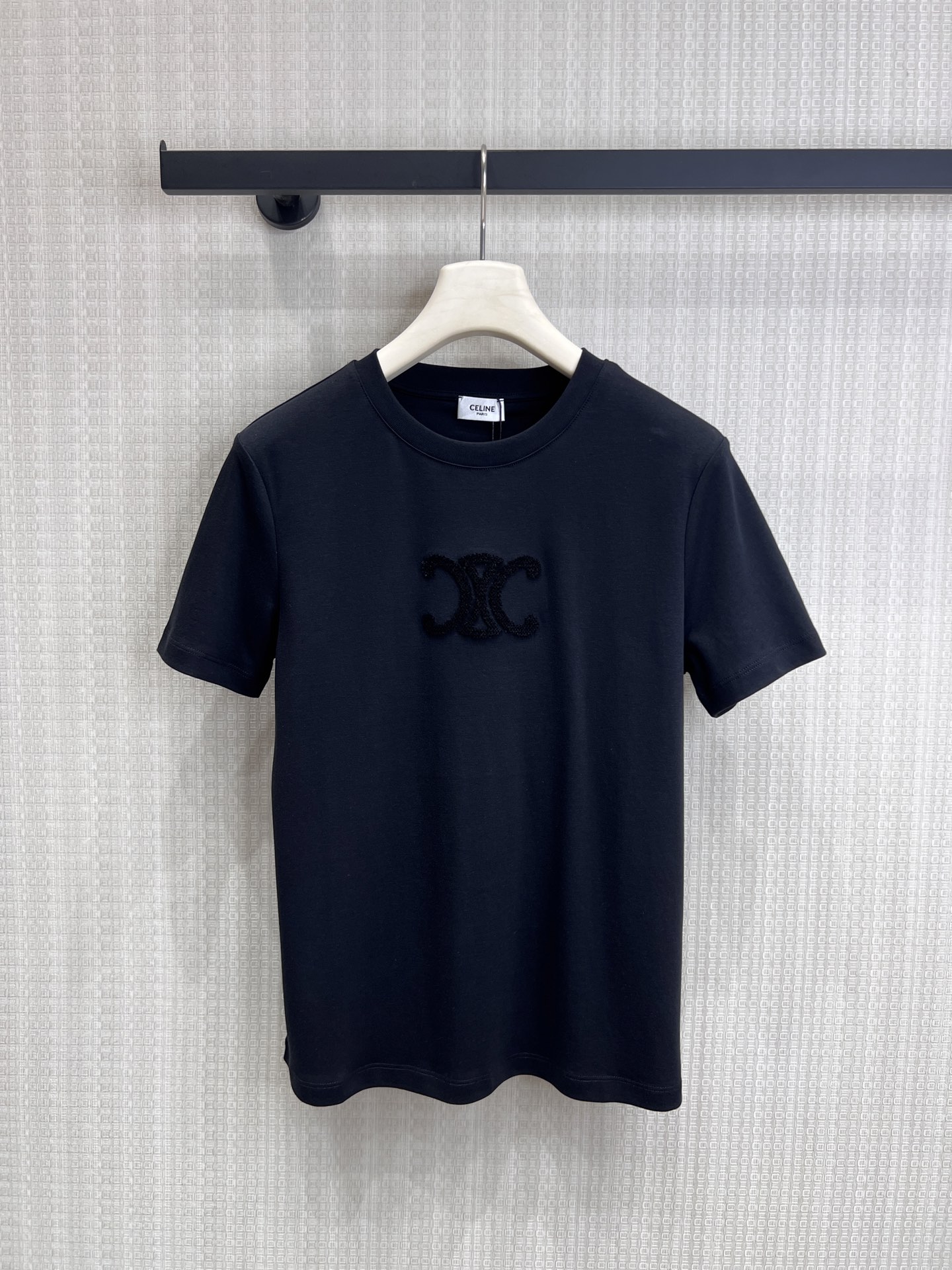 NO:841515,CEL**Arc de Triomphe embroidered T-shirt | Luxury brand basic model Three colors High-count cotton fabric, soft and breathable, comfortable and not sweaty on the upper body Three-dimensional Arc de Triomphe embroidery, low-key and recognizable, full-textured fit tailoring, body modification, not picky about body shape Available in black and white and brown, versatile and easy to pick out All-purpose T-shirts that are needed in all seasons, close your eyes and avoid stepping on thunder Ready for sale sml, tees, t-shirt,19860909CEL**凯旋门刺绣T恤｜奢牌基础款 三色入 高支棉面料,软糯透气,上身舒适不闷汗 立体凯旋门刺绣,低调有辨识度,质感拉满合身剪裁,修饰身形,不挑身材 黑白棕三色可选,百搭不挑皮 四季刚需的万能T恤,闭眼入不踩雷现货出售smL,,tees，t-shirt,,Women's clothing