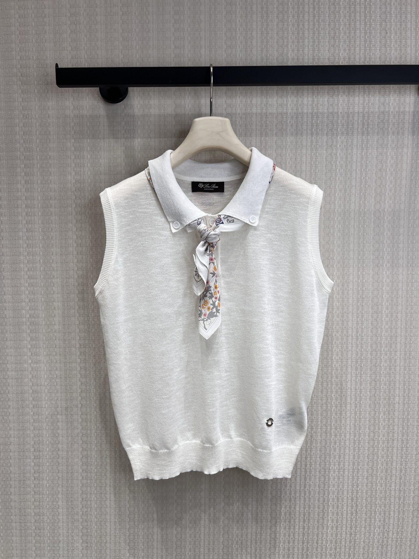 NO:840825,Original designer model, new product for spring and summer 26, made of high-count fine-needle knitted fabric, soft and breathable without scratching the skin, with a soft matte texture, excellent drape, and a light upper body that does not press the body. It has a neat sleeveless straight version, with a slightly gathered hem to optimize the proportions, hiding the flesh to make you look slimmer but not flattering the figure. The lapel design modifies the neckline, doubling the temperament.  The detachable silk scarf collar design is the finishing touch, gentle and with a touch of French laziness; the exquisite metal small tags on the side waist are low-key and highlight the texture. The original design does not conflict with the style and is sold in stock smL,,19860909原创设计师款 26春夏新品 采用高支细针针织面料,软糯透气不扎肤,自带柔和哑光质感,垂坠感优秀,上身轻盈不压身.利落无袖直筒版型,微收下摆优化比例,藏肉显瘦不挑身材,搭配翻领设计修饰颈线,气质加倍. 可拆卸丝巾领设计是点睛之笔,温柔又带点法式慵懒感；侧腰精致金属小标,低调彰显质感,原创设计不撞款现货出售smL,,,Women's clothing