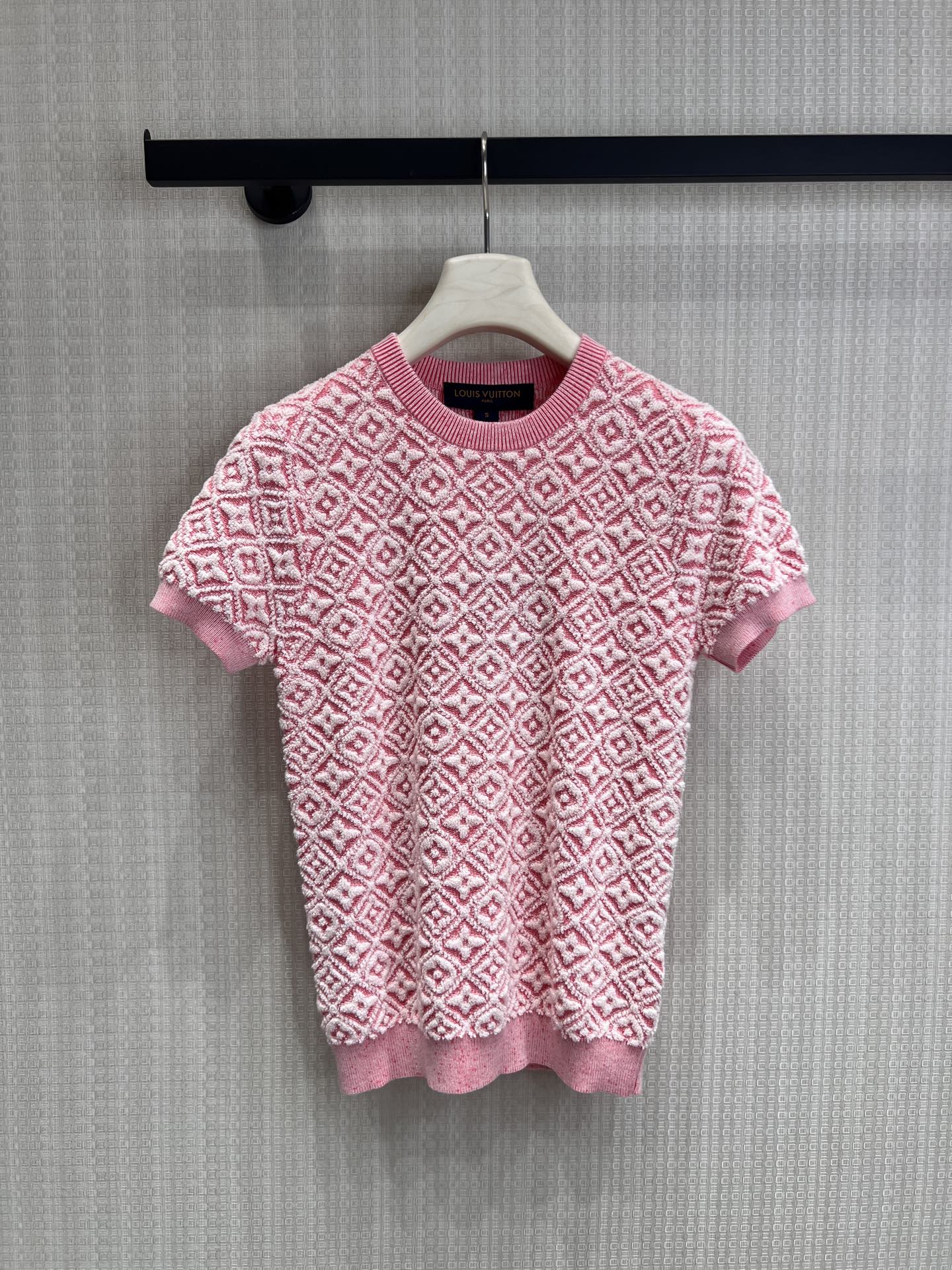 NO:840875,26 spring and summer new product Lou** cherry blossom pink presbyopic knitted T, welding the sweet girl of spring and French nobility on the body!  The three-dimensional flocking-like presbyopia is all over the body. The soft fufu knitted fabric is breathable and not stuffy. The slim cut just outlines the waistline. It looks sweet when paired with a skirt. It becomes casual and fashionable when paired with jeans. Who doesn’t love this versatile style that can be worn multiple times?  Spot sale smL,,skirts,jeans,1986090926春夏新品 Lou**樱花粉老花针织T,把春日甜妹与法式贵气焊在身上！立体植绒感老花铺满衣身,软fufu的针织面料透气不闷,修身剪裁刚好勾勒腰线,搭配半裙是甜妹,配牛仔裤又秒变随性潮人,一衣多穿的万能款谁不爱！现货出售smL,,skirts,jeans,,Women's clothing