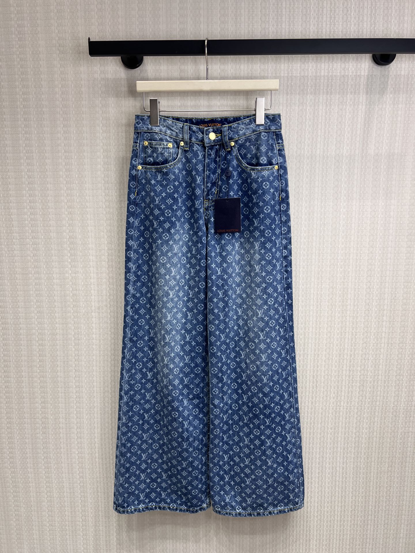NO:842415,26 spring and summer new products LV** presbyopic all-print wide-leg jeans. Classic Monogram presbyopic washed denim, with high luxury recognition. High-waisted and wide-leg tailoring, neat drape, easily elongating the leg shape. Retro wash craftsmanship + distressed tones, just the right balance between retro and street feel. Loose straight version, not picky about leg shape or style, can be worn with white T/suit to create a relaxed and luxurious feeling. Ready for sale smL, louis vuitton, jeans, business  suit,1986090926春夏新品 LV**老花满印阔腿牛仔裤 经典Monogram老花水洗牛仔,自带高奢辨识度 高腰阔腿剪裁,利落垂坠感,轻松拉长腿型 复古水洗工艺+做旧色调,复古与街头感平衡得刚刚好 宽松直筒版型,不挑腿型不挑风格,搭白T/西装都能穿出松弛贵气感现货出售smL,,louis vuitton,jeans,business suit,,Women's clothing