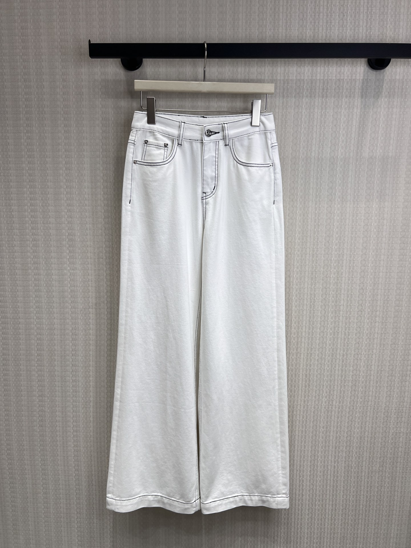 NO:841509,26 spring and summer new product original designer Contrasting topstitch white denim | Non-contrasting looseness. Refuse to be the same and use details to create a high-end feel. Customized soft and waxy denim fabric, breathable and skin-friendly, with a comfortable wrapping feeling on the upper body, and not easy to deform after long-term wear. Contrast topstitching craftsmanship outlines a neat outline, breaking the dullness of white denim, making it low-key and recognizable.  The high-waisted and wide-leg cut modifies the body shape and optimizes the waist-to-hip ratio. It is friendly to all body types and can be easily worn to create an effortless sense of relaxation. Ready for sale smL,,1986090926春夏新品原创设计师 撞色明线白牛仔｜不撞款的松弛感 拒绝千篇一律,用细节打造高级感. 定制软糯牛仔面料,透气亲肤,上身自带舒适包裹感,久穿也不易变形.撞色明线工艺,勾勒出利落的轮廓,打破白牛仔的沉闷,低调又有辨识度. 高腰阔腿剪裁,修饰身形,优化腰臀比例,对各种身材都很友好,轻松穿出不费力的松弛感.现货出售smL,,,Women's clothing