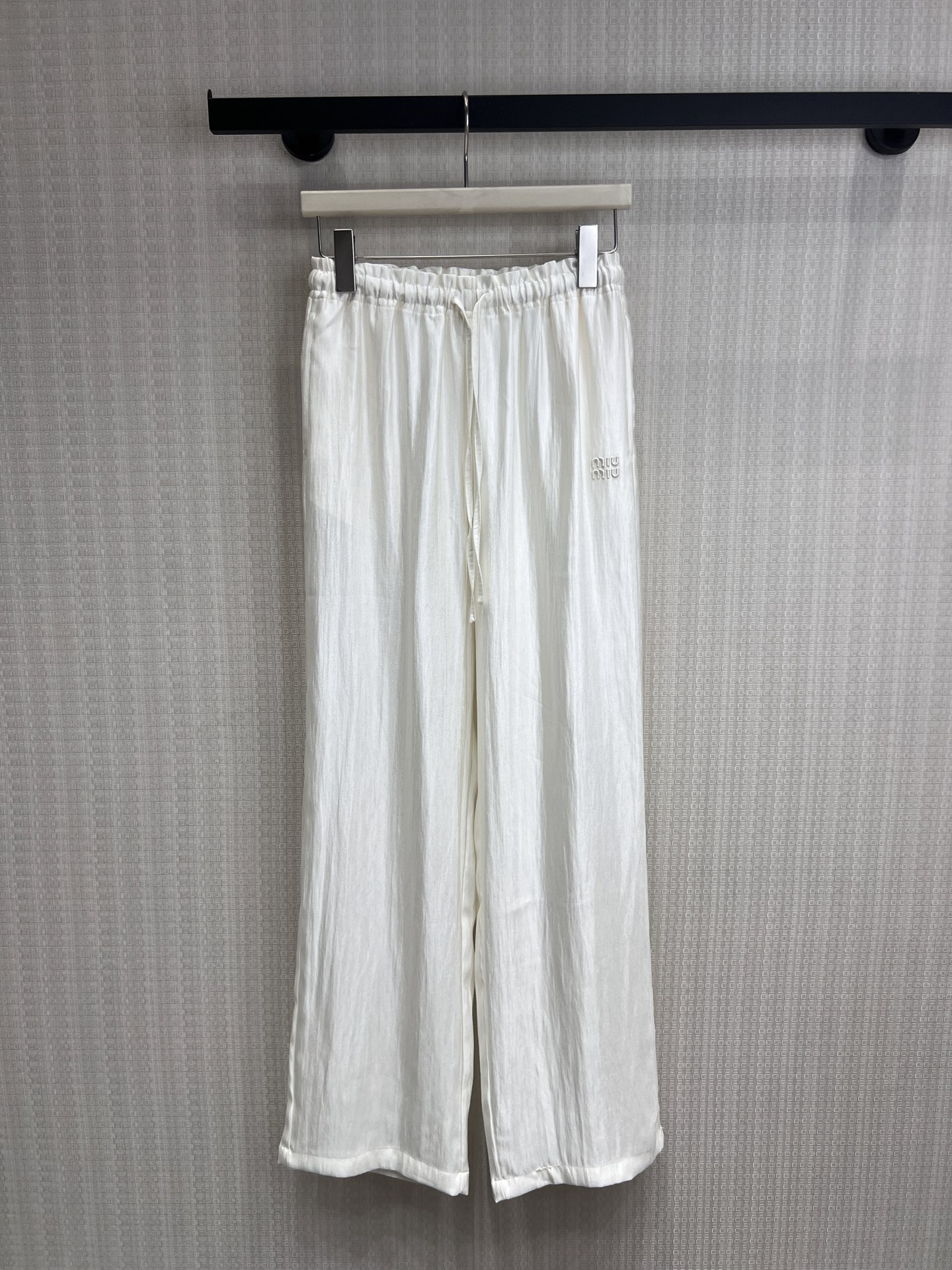NO:841547,26 new spring and summer products mi** pressure-free relaxation  High-twist Tencel fabric has natural texture and luster, feels as light and breathable as clouds, has excellent drape, and has a sense of wind when walking, easily hiding the flesh on the legs. Elastic waist + drawstring design, not tight on the belly and not flattering on the figure, with embroidered logo of the same color, low-key and textured. White/Pink/  Gray and three colors are available. It is refreshing and versatile when worn alone. It is very suitable for matching with T-shirts, suspenders, and small suits. It can be used for daily commuting and vacation filming, and will provide you with comfort and elegance all summer. Ready for sale sml, tees, t-shirt, business  suit,1986090926春夏新品 mi**无压松弛感 高捻天丝面料自带自然肌理光泽,摸上去像云朵一样轻薄透气,垂坠感绝佳,走路自带风感,轻松藏住腿上肉肉.松紧腰+抽绳设计,不勒肚子不挑身材,搭配同色系刺绣小标,低调又有质感.白/粉/灰三色可选,单穿清爽百搭,搭T恤、吊带、小西装都超适配,日常通勤、度假出片都能hold住,承包你整个夏天的舒适与优雅.现货出售smL,,tees，t-shirt,business suit,,Women's clothing
