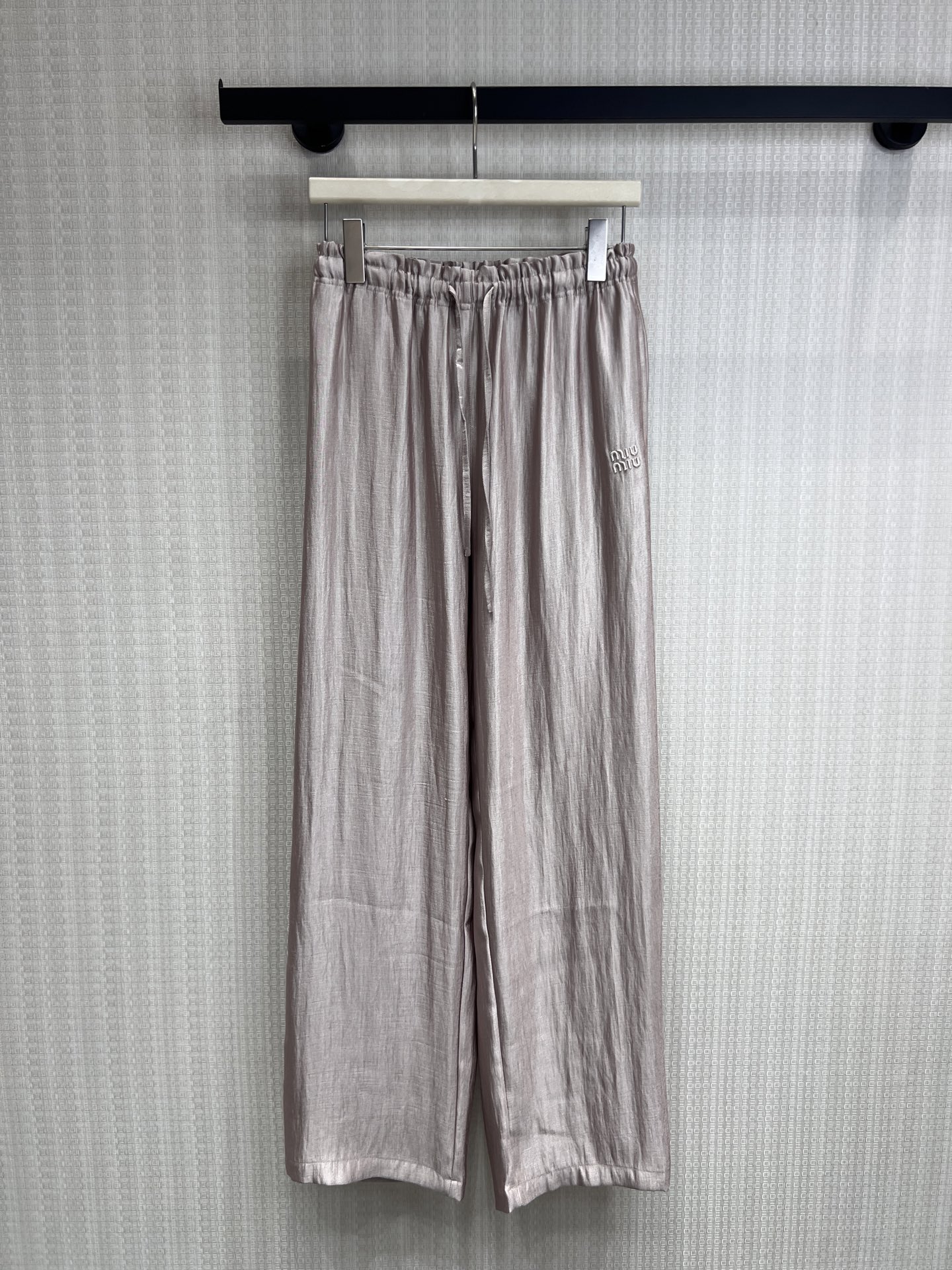 NO:842419,26 new spring and summer products mi** pressure-free relaxation  High-twist Tencel fabric has natural texture and luster, feels as light and breathable as clouds, has excellent drape, and has a sense of wind when walking, easily hiding the flesh on the legs. Elastic waist + drawstring design, not tight on the belly and not flattering on the figure, with embroidered logo of the same color, low-key and textured. White/Pink/  Gray and three colors are available. It is refreshing and versatile when worn alone. It is very suitable for matching with T-shirts, suspenders, and small suits. It can be used for daily commuting and vacation filming, and will provide you with comfort and elegance all summer. Ready for sale sml, tees, t-shirt, business  suit,1986090926春夏新品 mi**无压松弛感 高捻天丝面料自带自然肌理光泽,摸上去像云朵一样轻薄透气,垂坠感绝佳,走路自带风感,轻松藏住腿上肉肉.松紧腰+抽绳设计,不勒肚子不挑身材,搭配同色系刺绣小标,低调又有质感.白/粉/灰三色可选,单穿清爽百搭,搭T恤、吊带、小西装都超适配,日常通勤、度假出片都能hold住,承包你整个夏天的舒适与优雅.现货出售smL,,tees，t-shirt,business suit,,Women's clothing