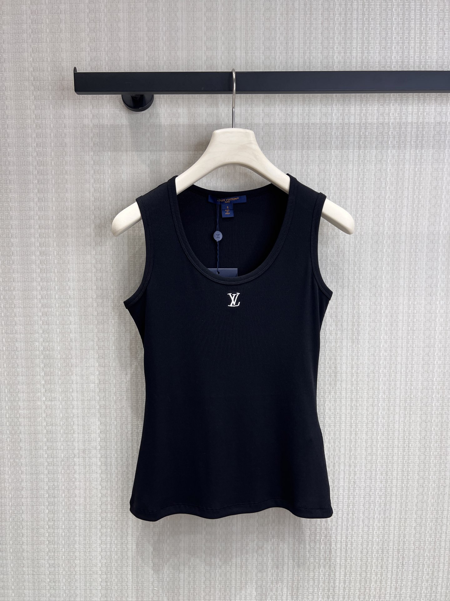 NO:841543,26 spring and summer new products Loui** embroidered logo three-color pitted vest｜Universal base material High-strength pitted fabric, skin-friendly and slimming, not tight but not tight U-shaped collar + wide shoulder strap design, modified lines, suitable for daily wear Exquisite chest embroidered logo, low-key and textured, bid farewell to monotony Three colors are available, worn alone and layered, unlocking N kinds of dressing styles The basic style that is needed in all seasons, close your eyes and avoid stepping on thunder Ready for sale smL,, louis  vuitton,1986090926春夏新品 Loui**刺绣标三色坑条背心｜万能打底神器 高弹坑条面料,亲肤显瘦,不勒肉不紧绷 U型领+宽肩带设计,修饰线条,日常内搭都适配 精致胸口刺绣标,低调有质感,告别单调 三色可选,单穿叠穿,解锁N种穿搭风格 四季刚需的基础款,闭眼入不踩雷现货出售smL,,louis vuitton,,Women's clothing