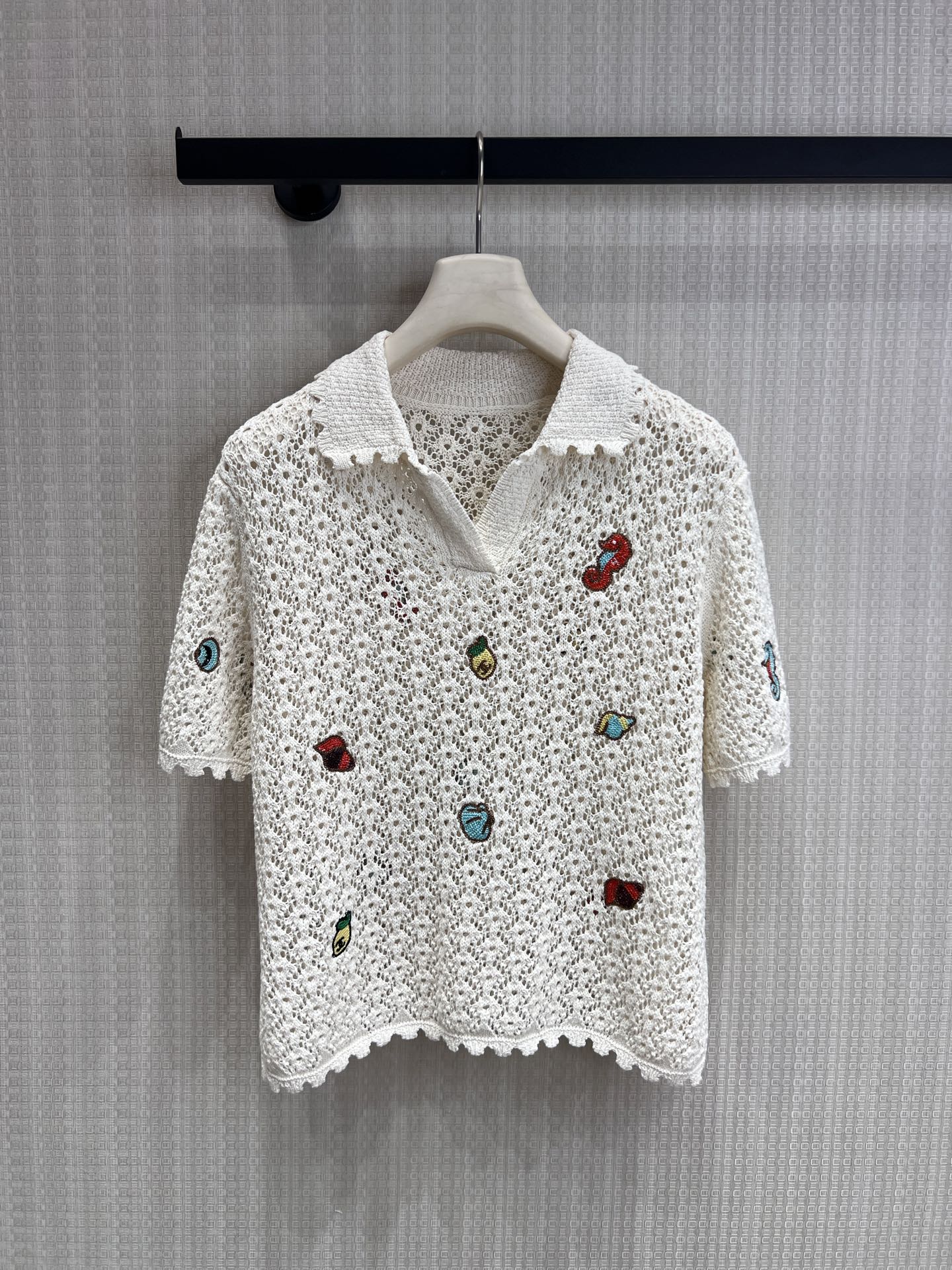 NO:841498,Top Skirt Cha**26 Spring and Summer New Product Summer Island Exclusive Embroidered Hollow Knitted Suit Wear the romance of the seaside on your body and bring a sense of vacation atmosphere. The milky white hollow knitted texture is breathable, light and not sweaty, and has a sense of breathing. The whole piece is scattered with seahorse and shell embroidery patterns, the colors are bright and playful, as if the underwater world has been sewn into the clothes.  The Polo lapel + short-sleeved top is paired with an A-line skirt, and the lace crochet details on the edge are gentle and delicate. The suit shape is not flattering, the top is loose and hides the flesh, the skirt is high-waisted and the legs are long. The top is a sweet but not greasy island girl, and it can be worn alone to unlock N kinds of matching styles. Ready for sale smL, skirts, T-shirt,19860909上衣 裙子 Cha**26春夏新品夏日海岛限定 刺绣镂空针织套装 把海边的浪漫穿在身上,自带度假氛围感 奶白色镂空针织肌理,透气轻盈不闷汗,自带呼吸感.整件散落着海马、贝壳刺绣图案,色彩鲜活又俏皮,像把海底世界缝进了衣服里. Polo翻领+短袖上衣搭配A字半裙,边缘的蕾丝钩花细节温柔又精致. 套装版型不挑身材,上衣宽松藏肉,半裙高腰显腿长,一套上身就是甜而不腻的海岛少女感,单穿也能解锁N种搭配方式.现货出售smL,,skirts,T-shirt,,Women's clothing