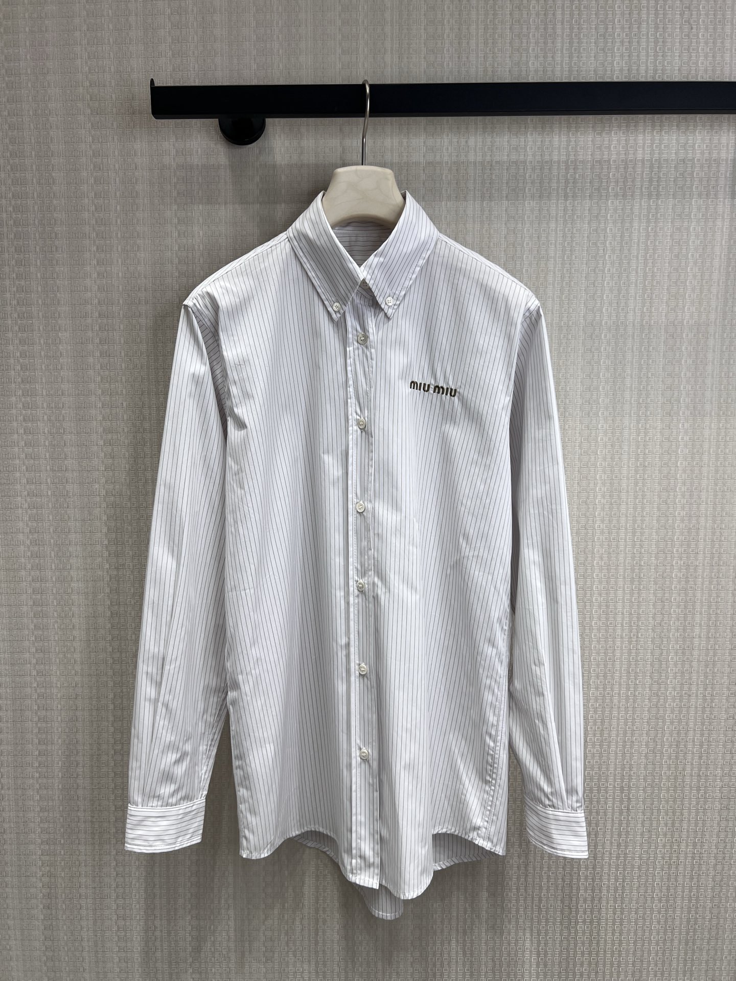 NO:842391,26 spring and summer new product Miu** pinstripe shirt. The brand's iconic college aesthetics. Off-white background color with light brown pinstripes. Comes with gentle filter. Low-key embroidered logo on the chest, full of details without being conspicuous. Loose straight version, lazy and slim. Can be worn alone or layered, easily unlocking multiple styles. It is an indispensable and versatile style in the wardrobe. Ready for sale smL,, miumiu, shirts,1986090926春夏新品 Miu**细条纹衬衫 品牌标志性的学院美学 米白底色搭配浅棕细条纹,自带温柔滤镜 胸口低调刺绣Logo,细节拉满不张扬 宽松直筒版型,慵懒又显瘦 可单穿可内搭,轻松解锁多种风格 是衣橱里不可或缺的百搭款现货出售 smL,,miumiu,shirts,,Women's clothing