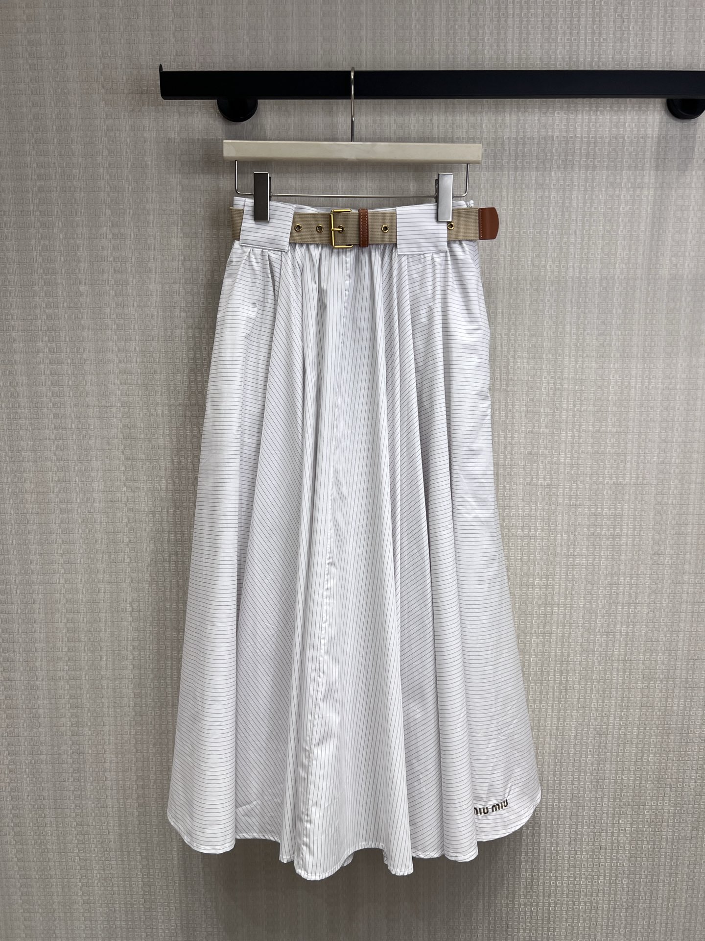 NO:842387,26 spring and summer new arrivals Miu ** Striped Belt Skirt A gentle collision of college style and retro feel. The pinstripe fabric comes with a refreshing filter. Paired with a belt of the same color, it can easily outline the high waist line. The large A-line shape hides the body and makes you slim in one step. It has a perfect drape feeling and has a smart atmosphere when walking. It can be worn alone or with a shirt, and can easily adapt to many scenes. Ready for sale smL,, miumiu, skirts, shirts,1986090926春夏新品 Miu ** 条纹腰带半身裙 学院风与复古感的温柔碰撞 细条纹面料自带清爽滤镜 搭配同色系腰带,轻松勾勒高腰线 大摆A字版型,藏肉显瘦一步到位 垂坠感满分,行走间自带灵动氛围感 可单穿可搭配衬衫,轻松适配多场景现货出售smL,,miumiu,skirts,shirts,,Women's clothing