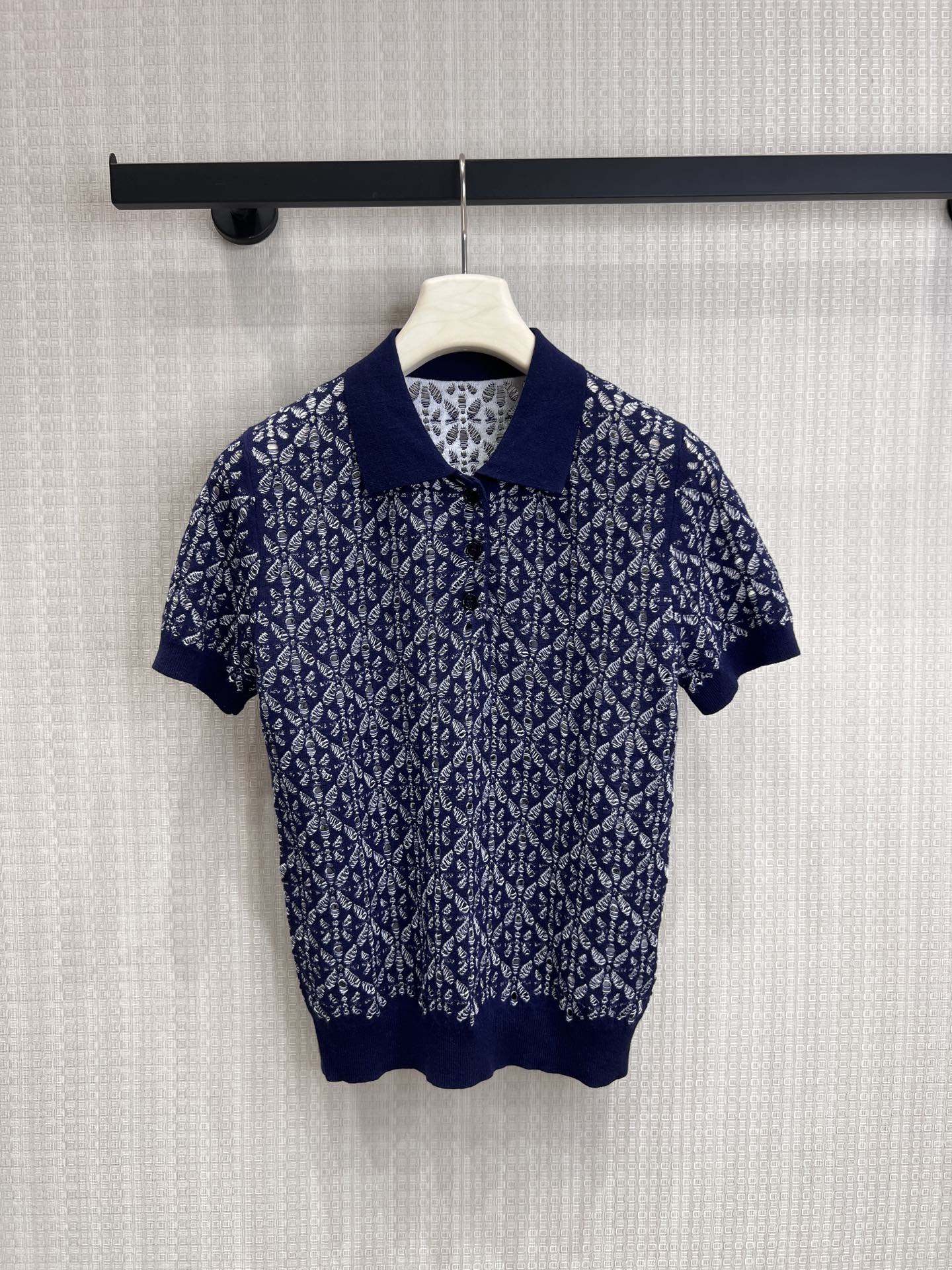 NO:841533,26 new spring and summer products Dio** French jacquard knitted Polo Navy bottom tone, all-over symmetrical jacquard craftsmanship Retro rhombus pattern outlines elegant texture POLO lapel + three-button placket, classic and unobtrusive Slim-fit short-sleeved version, neat waist to show proportions Light and breathable knitted fabric, no burden to wear in spring and summer An all-purpose style that can be worn for commuting or leisure. It has a refined atmosphere when worn alone, and layered when layered  Ready for sale smL, dior, T-shirt,1986090926春夏新品 Dio**法式老花提花针织Polo 藏青底调,满幅对称提花工艺 复古菱格纹样勾勒优雅肌理 POLO翻领+三粒扣门襟,经典不挑人 修身短袖版型,利落收腰显比例 轻薄透气针织面料,春夏穿无负担 通勤/休闲都能打的万能款 单穿自带精致氛围感,叠穿也有层次 现货出售smL,,dior,T-shirt,,Women's clothing
