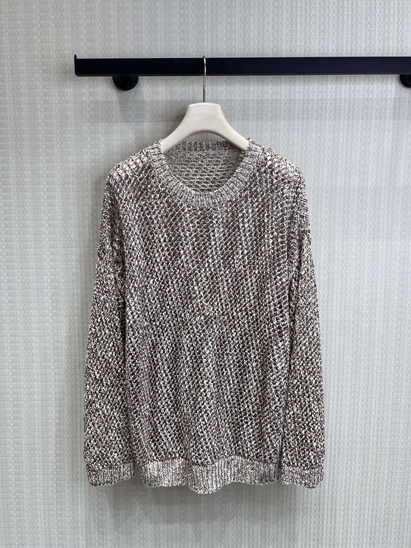 NO:841548,Cardigan round neck 26 BC** new spring and summer hollow hooded knitted cardigan has its own 'casual and sexy' lazy artifact, welding the sense of relaxation to the body and custom-made mixed color yarns to create a mottled texture. The brown and white interweave comes with a retro filter, which is gentle but not monotonous. The whole piece is made of mesh hollow weaving, breathable and not stuffy. It can be used as a sun protection cover-up in spring and summer, or layered in autumn and winter. It has a great sense of atmosphere.  Hooded + full zipper design, can be salty or sweet, zipped up for a cool street style, worn open for a casual and lazy feeling. Loose shoulder design, not picky about the figure but still hides body fat, suitable for suspenders, jeans, sports pants, a casual set can be worn by Korean bloggers. Ready for sale smL,,jeans,hats,19860909开衫 圆领26 BC**春夏新品 镂空连帽针织开衫 自带“随性感”的慵懒神器,把松弛感焊在身上定制混色纱线织出斑驳肌理,棕白交织自带复古滤镜,温柔又不单调.整件采用网眼镂空织法,透气不闷,春夏做防晒罩衫、秋冬叠穿都超有氛围感. 连帽+全拉链设计,可盐可甜,拉上是酷感街头风,敞开穿是随性慵懒感.宽松落肩版型,不挑身材还藏肉,配吊带、牛仔裤、运动裤都适配,随手一套就是韩系博主穿搭.现货出售smL,,jeans,hats,,Women's clothing