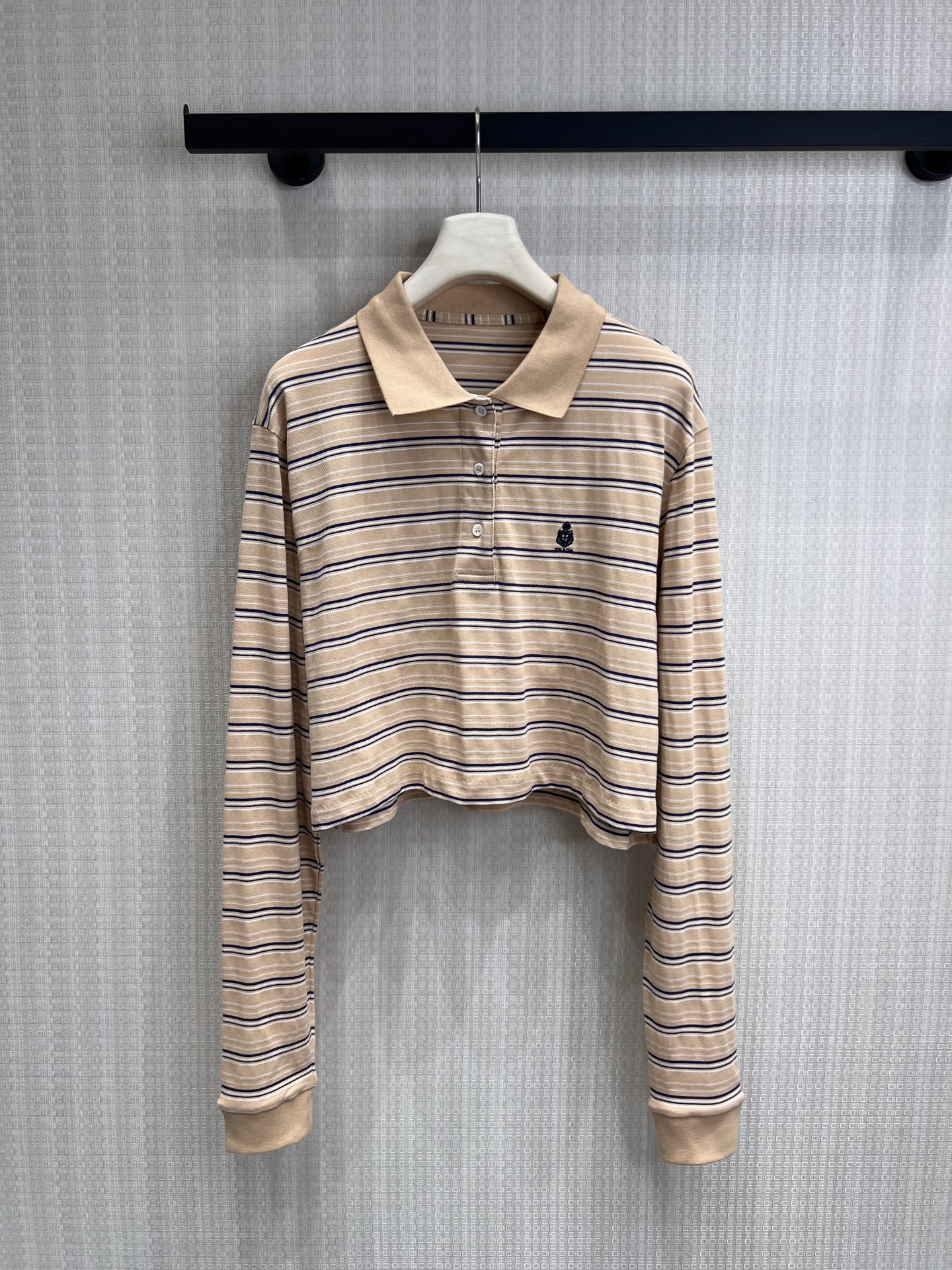 NO:841497,26 new spring and summer pra** striped short Polo shirt  Light khaki bottom + contrasting pinstripes, with a soft and relaxed feel. The short waist-exposed cut quietly optimizes the proportions of the body, and when paired with high-waisted pants, it will make you look three-quarters of an inch in seconds. Exquisite embroidery logo on the chest, full of details; soft and skin-friendly fabric, breathable and not sweaty, suitable for daily wear and sports. It can be worn alone or layered. With jeans, you will be a young girl, with a suit, you will be an A and sassy casual hot girl, one suit can unlock N kinds of dressing styles. Ready for sale smL, prada, business suit,1986090926春夏新品pra** 条纹短款Polo衫 浅卡其底+撞色细条纹,自带温柔松弛感.短款露腰剪裁,悄悄优化身材比例,搭配高腰裤秒变三七分.胸口精致刺绣标,细节拉满；柔软亲肤的面料,透气不闷汗,日常穿、运动穿都合适.可单穿可叠穿,搭牛仔是青春少女,配西装是又A又飒的休闲辣妹,一衣解锁N种穿搭风格.现货出售smL,,prada,business suit,,Women's clothing