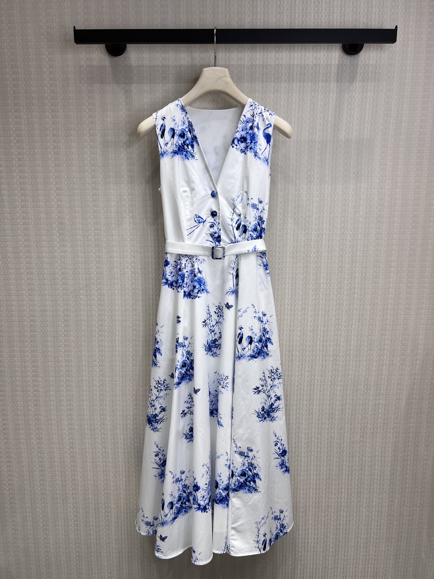NO:841503,26 new spring and summer products. Wear the original designer blue and white porcelain on your body for a romantic invitation in summer. The V-neck sleeveless design is refreshing and elegant. The belt tightens the waist and the skirt drape makes you look slimmer. It can be worn appropriately for work, gentle for dates, and the oriental aesthetics will never go out of style when worn on vacation!  This blue and white flower and bird skirt embodies the poetry of Jiangnan. It is cool and elegant when worn alone, and is suitable for commuting with a small coat. It can be salty or sweet, and will give you a sense of luxury throughout the summer. For sale now, sml, skirts, jackets & coats,1986090926春夏新品 原创设计师青花瓷穿在身上,赴一场夏日的浪漫邀约 V领无袖设计清爽又显气质,腰带收腰,裙摆垂坠显瘦,上班穿得体,约会穿温柔,度假穿出片率东方美学永不过时！这条蓝白花鸟裙,把江南的诗意都穿在了身上.单穿清冷优雅,搭配小外套通勤得体,可盐可甜,承包你整个夏天的高级感.现货出售smL,,skirts,jackets & coats,,Women's clothing