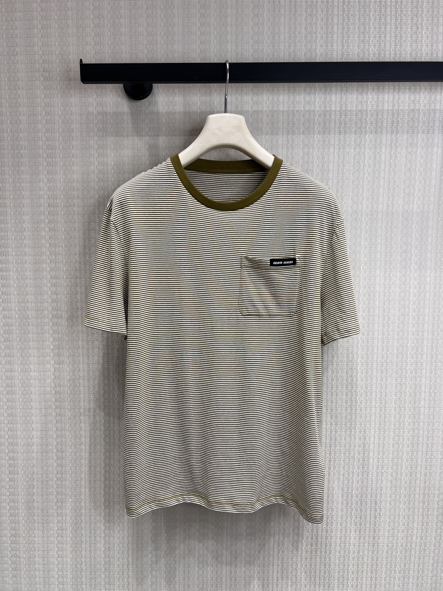 NO:842403,miu** 26 spring and summer new product, olive tone striped T-shirt, contrasting round neck + pinstripe texture, is the answer to summer with a relaxed feeling. The front patch pocket and brand woven label are embellished, neat and not sloppy, soft and breathable fabric, zero burden on the upper body, suitable for all daily scenes. Ready for sale sml,, miumiu, tees, t-shirt,19860909miu** 26春夏新品 橄榄调条纹T恤 撞色圆领+细条纹肌理,是自带松弛感的夏日答卷. 前片贴袋与品牌织标点缀,利落不拖沓,软糯透气的面料,上身零负担,适配所有日常场景.现货出售smL,,miumiu,tees，t-shirt,,Women's clothing
