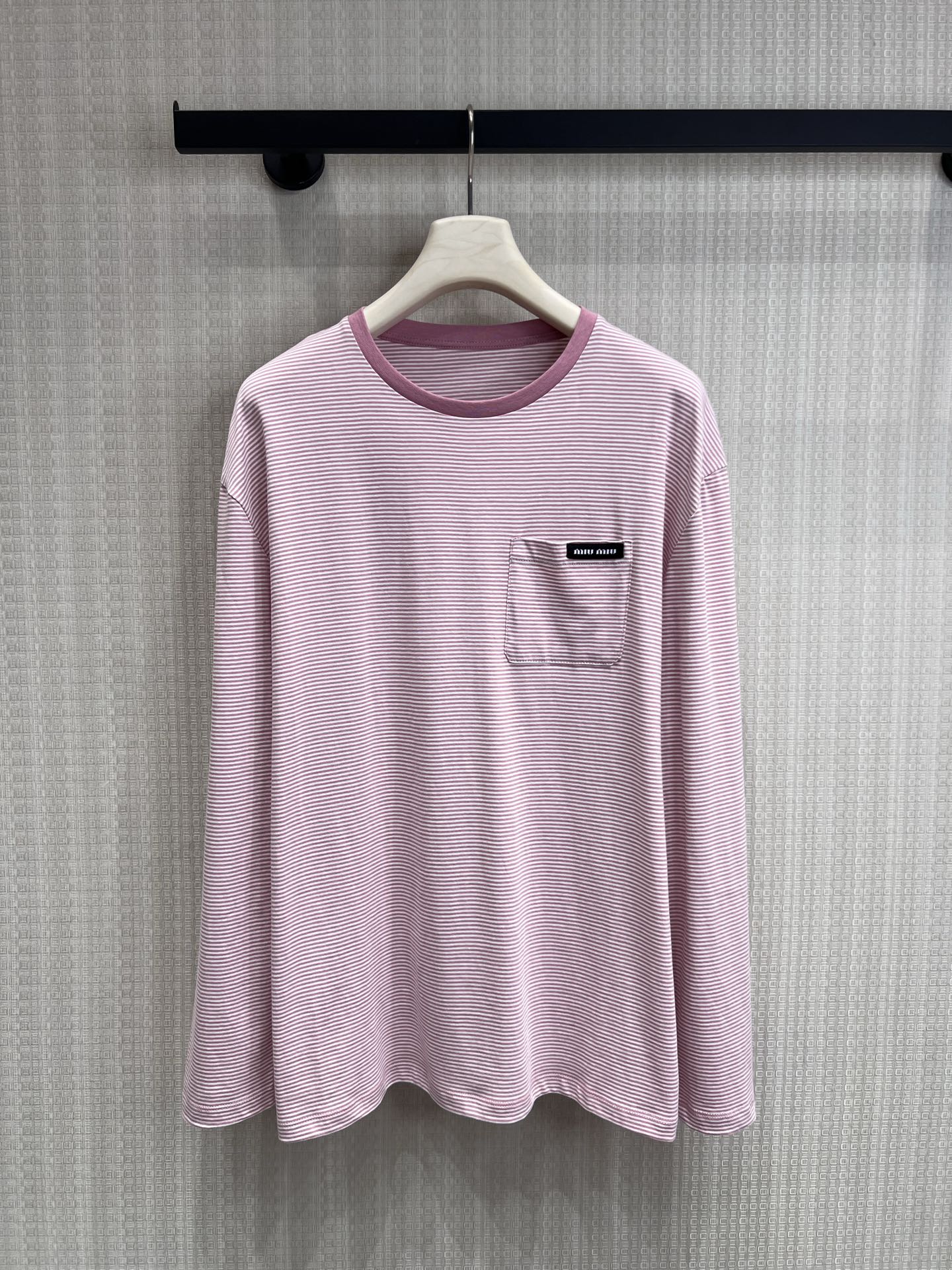 NO:842407,26 new spring and summer Miu **pink tone striped long-sleeved T. Soft pink and thin white stripes are intertwined, which is a relaxed expression with a girly feel. Contrast color round neck + chest patch pocket, with brand woven label details, soft and skin-friendly fabric, can be worn alone or layered to create effortless elegance. Ready for sale smL,,miumiu,1986090926春夏新品 Miu **粉调条纹长袖T 柔粉与细白条纹交织,是自带少女感的松弛表达. 撞色圆领+胸口贴袋,搭配品牌织标细节, 软糯亲肤的面料,单穿叠穿都能打造不费力的优雅.现货出售smL,,miumiu,,Women's clothing