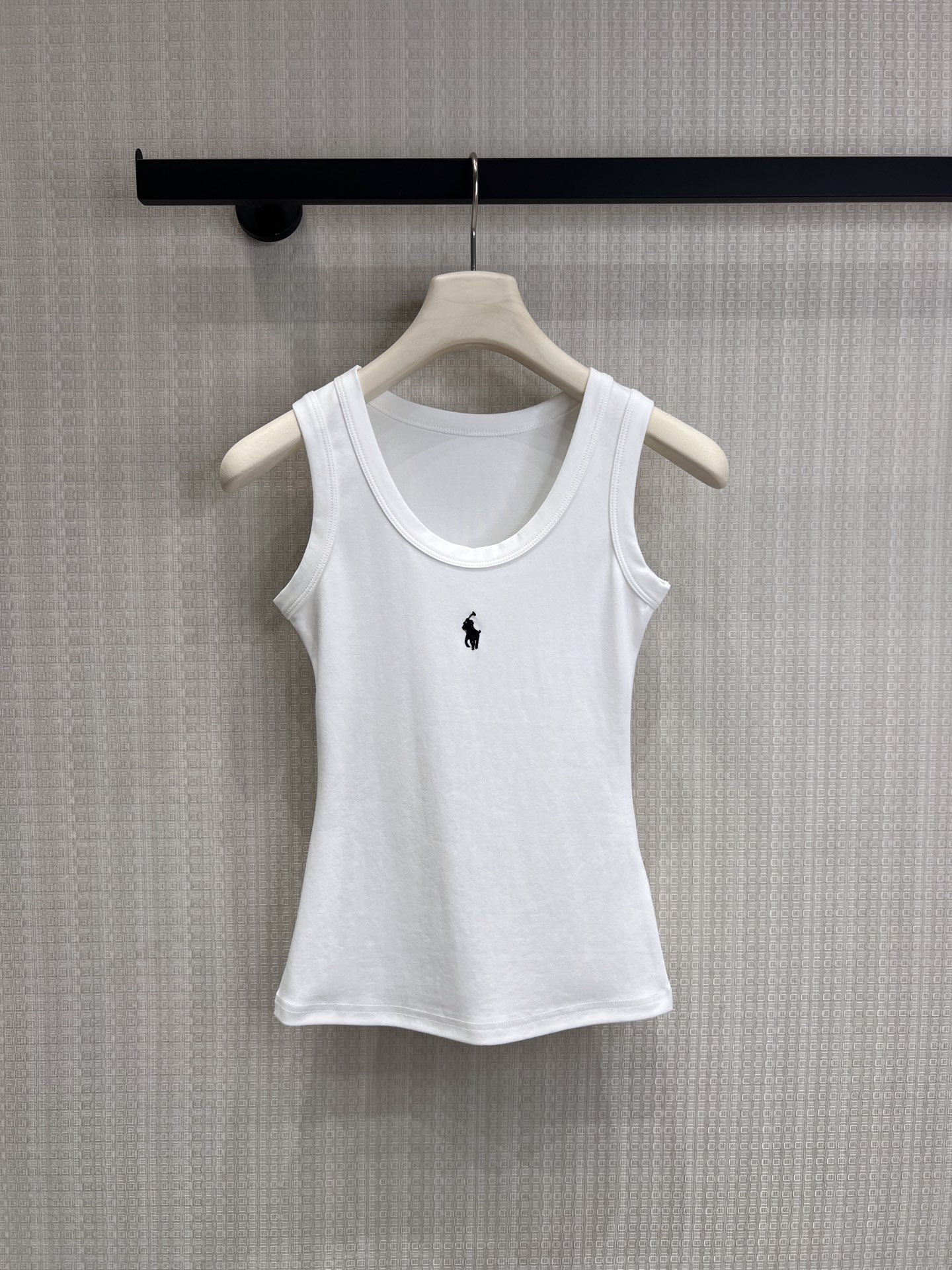 NO:842392,26 new spring and summer products. The original designer's American retro relaxation. A vest can capture the classic rib knitted fabric, with its own delicate texture. The upper body is breathable and skin-friendly, and it is not burdensome to wear close to the body. The U-shaped collar + racer back tailoring modifies the shoulder line and collarbone, and quietly creates a right-angle shoulder effect.  The iconic pony embroidery on the chest is low-key and recognizable. It can be worn with nothing. It is refreshing when worn alone or neatly layered. It can be worn all summer long. Ready for sale smL,,1986090926春夏新品 原创设计师美式复古的松弛感,一件背心就能拿捏经典罗纹针织面料,自带细腻肌理感,上身透气亲肤,贴身穿也毫无负担. U型领+工字背剪裁,修饰肩线和锁骨,悄悄穿出直角肩效果. 胸口标志性小马刺绣,低调又有辨识度,白搭不出错,单穿清爽、叠穿利落,承包你一整个夏天的穿搭.现货出售smL,,,Women's clothing
