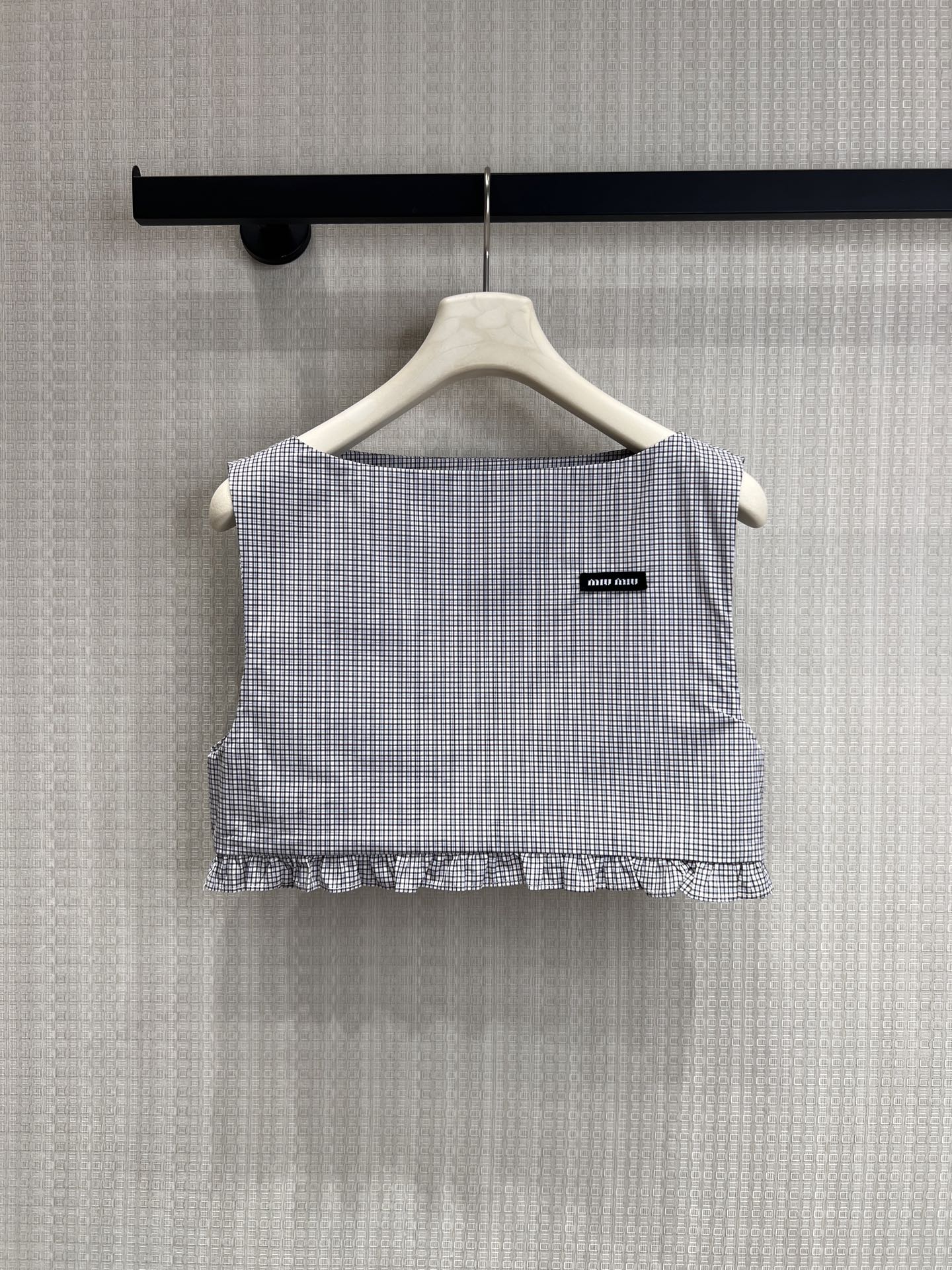 NO:842375,Skirt Top 26 Spring and Summer New Products Miu** show classic silhouette, light gray fine plaid with a gentle filter, asymmetric ruffle tailoring adds a smart girly feel to the A-line skirt. Skin-friendly cotton fabric is both stiff and comfortable, and is super friendly to pear-shaped figures. It is a versatile item in the spring and summer wardrobe that combines college style and sweet elements. Ready for sale smL,, miumiu, skirts,19860909裙子 上衣 26春夏新品 Miu**秀场经典廓形,浅灰细格纹自带温柔滤镜,不对称荷叶边剪裁为A字半裙增添灵动少女感.亲肤棉质面料兼具挺括度与舒适度,对梨形身材超友好,是春夏衣橱里兼具学院风与甜美元素的百搭单品.现货出售smL,,miumiu,skirts,,Women's clothing