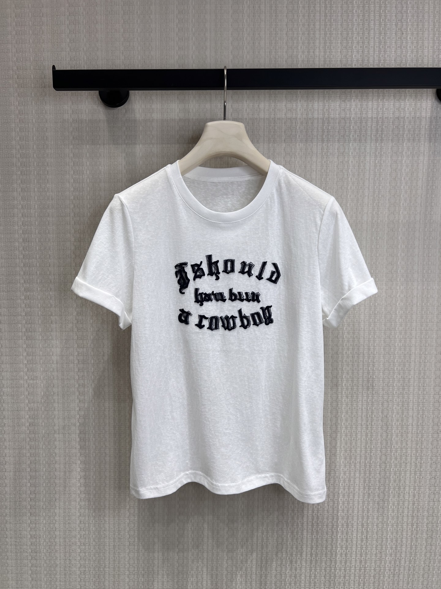 NO:842369,26 new spring and summer products. The original designer has a relaxed white T-shirt, which blends the casualness and sophistication of American retro into the details. The Gothic letter embroidery on the chest is the finishing touch. The stitching is dense and three-dimensional, breaking the monotony of pure white and bringing a cool street atmosphere. The slightly rolled cuffs + small fit, not flattering the body but still hiding the flesh. Paired with jeans, it will be effortlessly fashionable.  The fabric is breathable and skin-friendly, making it refreshing to wear in summer without getting sweaty. It can be used for daily commuting, traveling, and dating. It is a versatile and essential item in the wardrobe!  Spot sale smL,,jeans,1986090926春夏新品 原创设计师自带松弛感的白T,把美式复古的随性与精致都揉进细节里 胸前哥特字母刺绣是点睛之笔,针脚密实立体,打破纯白的单调感,自带街头潮酷氛围. 微卷袖口+合身小版型,不挑身材还藏肉,搭配牛仔裤就是不费力的时髦感. 面料透气亲肤,夏天穿清爽不闷汗,日常通勤、出游、约会都能hold住,衣柜里的百搭刚需款！现货出售smL,,jeans,,Women's clothing
