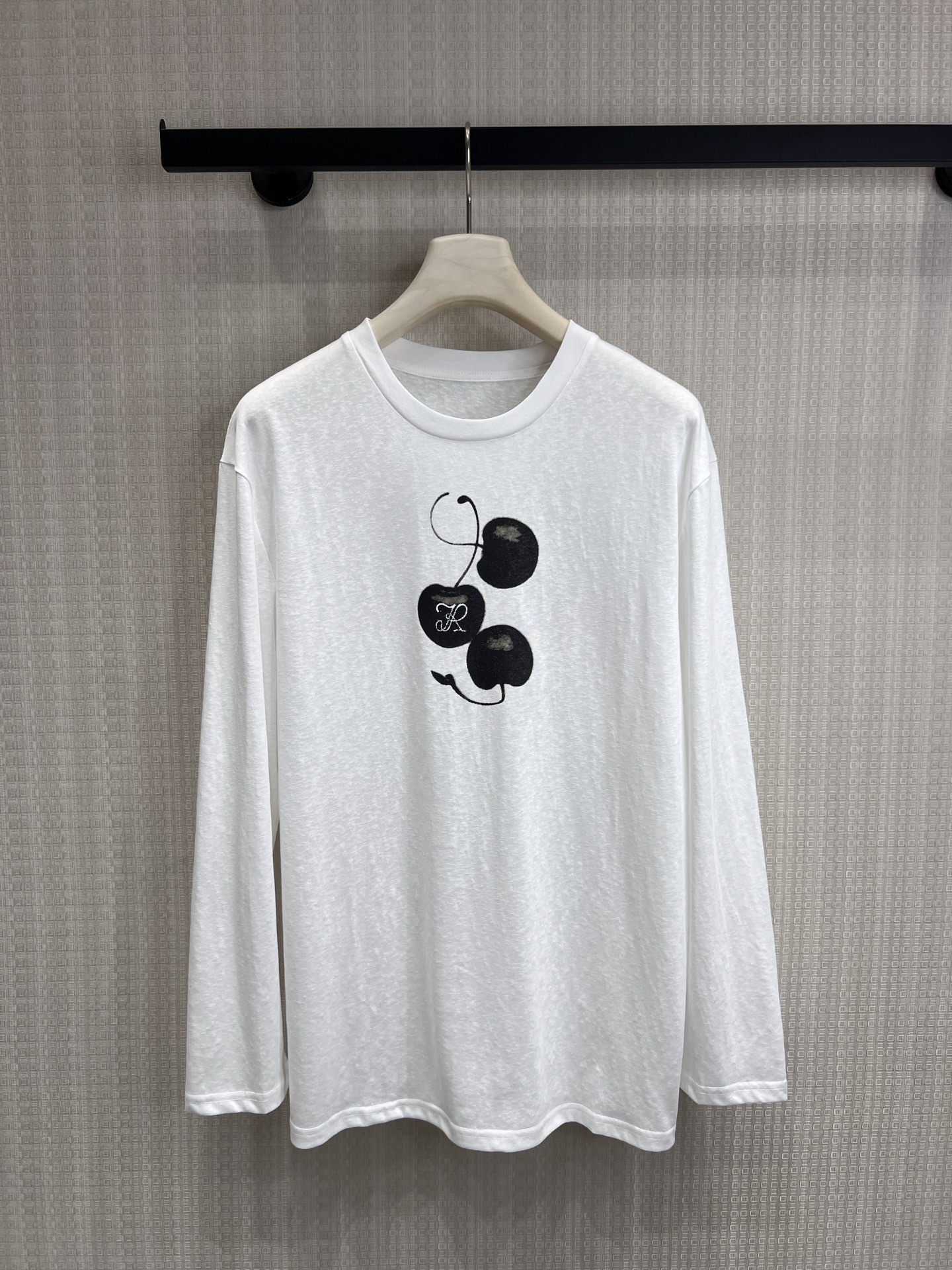 NO:842396,26 spring and summer new style. Original designer. The white T-shirt has welded the looseness to the body with Tencel fabric with its own breathable texture. It will not be sweaty when worn in summer. The dropped shoulder version hides the fat, and the black cherry print is low-key and discreet. Paired with jeans, it is casual and Korean style. Paired with a skirt, it has a gentle and relaxed feeling. It can be used as sun protection or inner wear every day. It is perfect when worn alone. One piece can take over the matching inspiration of the entire wardrobe. Ready for sale smL,, skirts, jeans,1986090926春夏新款 原创设计师 白T把松弛感焊在身上了自带透气肌理的天丝面料,夏天穿也不闷汗 落肩版型藏住拜拜肉,黑樱桃印花低调又有小心机 搭牛仔裤是随性韩系,配半裙是温柔松弛感 日常当防晒、内搭 单穿都绝了,一件承包整个衣柜的搭配灵感 现货出售smL,,skirts,jeans,,Women's clothing