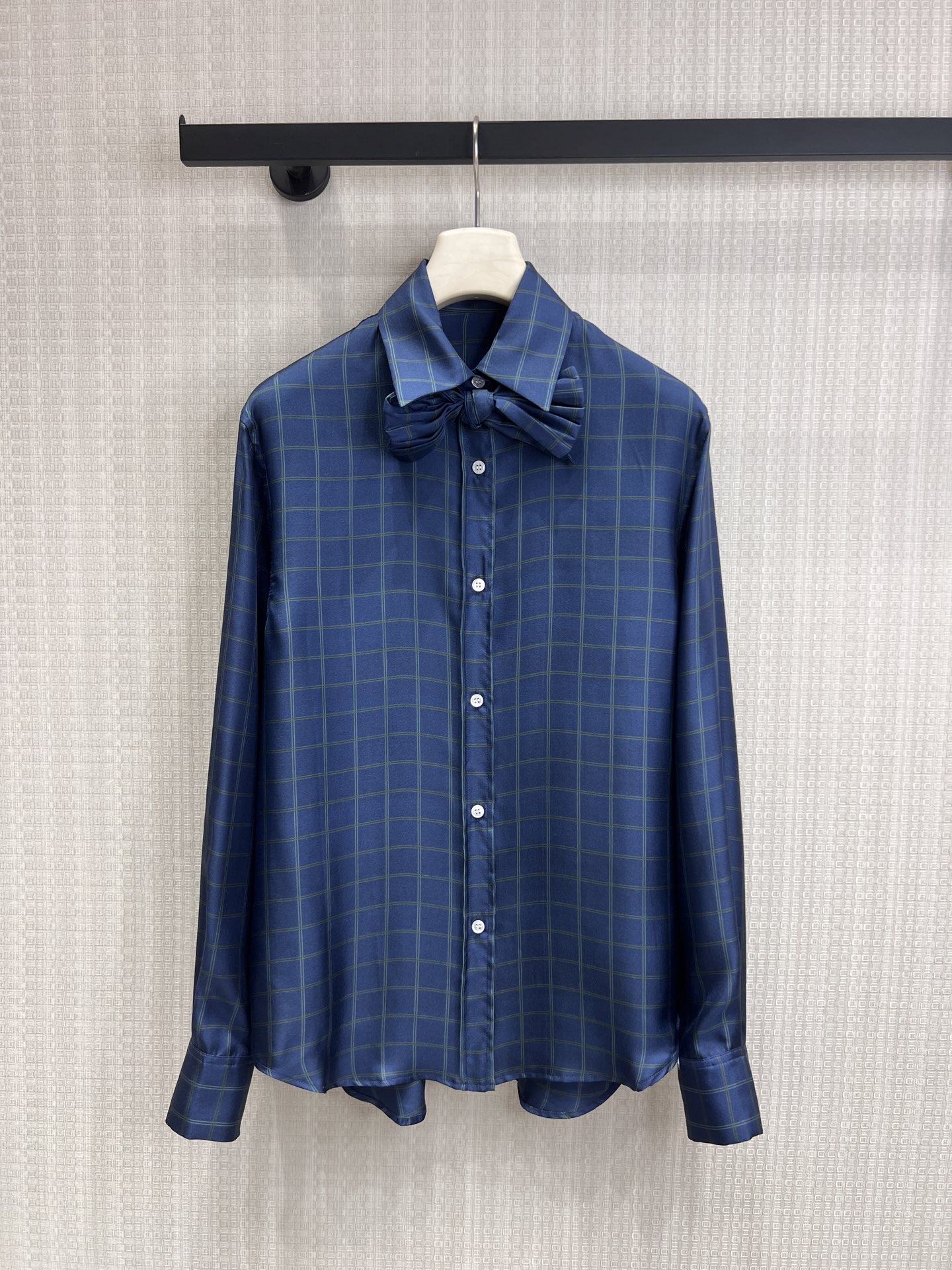 NO:842400,26 spring and summer new product Dio** archive plaid satin shirt. Navy blue shading intertwined with retro green threads, replicating French high-end aesthetics. The detachable bow tie injects a sense of ritual into the silhouette, and the satin soft light flows. Every gesture is full of Dior-style elegance and aura. A high-end expression that can be easily controlled at work and at dinner. Ready for sale smL,, dior, dior, shirts,1986090926春夏新品 Dio**典藏格纹缎面衬衫 藏青底纹与复古绿线交织,复刻法式高定美学 可拆卸领结为廓形注入仪式感,缎面柔光流淌 举手投足间,尽是迪奥式的优雅与气场 职场与晚宴,皆能从容驾驭的高级表达现货出售smL,,dior,dior,shirts,,Women's clothing