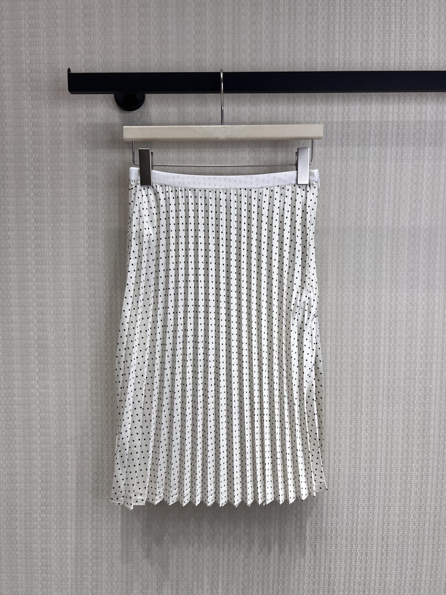 NO:842423,26 spring and summer new products, original designer polka-dot pleated skirt. Creamy white bottom + black polka dots. Comes with a gentle filter. It makes you look French girly in one second. Fine pleating technology makes you flexible and hides your body when walking. It is super friendly to the waist, abdomen and crotch. The drapey fabric is light and does not cling to the legs. It goes well with sweaters and shirts.  A must-have item for spring and summer, suitable for commuting, dating, and traveling. It is gentle and durable. Available now for sale in smL, skirts, shirts,1986090926春夏新品 原创设计师 波点百褶半裙 奶白底+黑波点,自带温柔滤镜,一秒拉满法式少女感 细密压褶工艺,走动间灵动又藏肉,对腰腹和胯部超友好 垂坠感满分的面料,轻盈不贴腿,搭针织衫、衬衫都很出彩 春夏刚需款,通勤、约会、出游穿都合适,温柔又耐看现货出售smL,,skirts,shirts,,Women's clothing