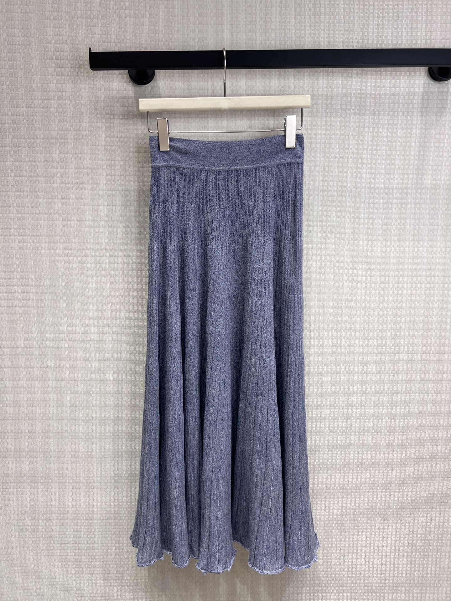 NO:842399,26 spring and summer new product LP knitted pit skirt. Use gentle knitting to unlock the relaxed daily life. Delicate pit texture, with a sense of drape and breathing. High-waisted A-line, which hides the flesh and makes you look slimmer. Soft and skin-friendly fabric, no burden when worn next to the body. Available in sunshine yellow/haze blue to suit different styles. Both sweaters and shirts come with gentle filters, which can be worn for commuting and leisure. Ready for sale smL,, loro  piana,skirts,sweaters,shirts,1986090926春夏新品 LP针织坑条半裙 用温柔针织,解锁松弛的日常 细腻坑条肌理,自带垂坠与呼吸感 高腰A字大摆,藏肉显瘦不挑身材 软糯亲肤的面料,贴身穿也毫无负担 阳光黄/雾霾蓝两色可选,适配不同风格 搭配毛衣、衬衫都自带温柔滤镜,通勤休闲都能穿现货出售smL,,loro piana,skirts,sweaters,shirts,,Women's clothing
