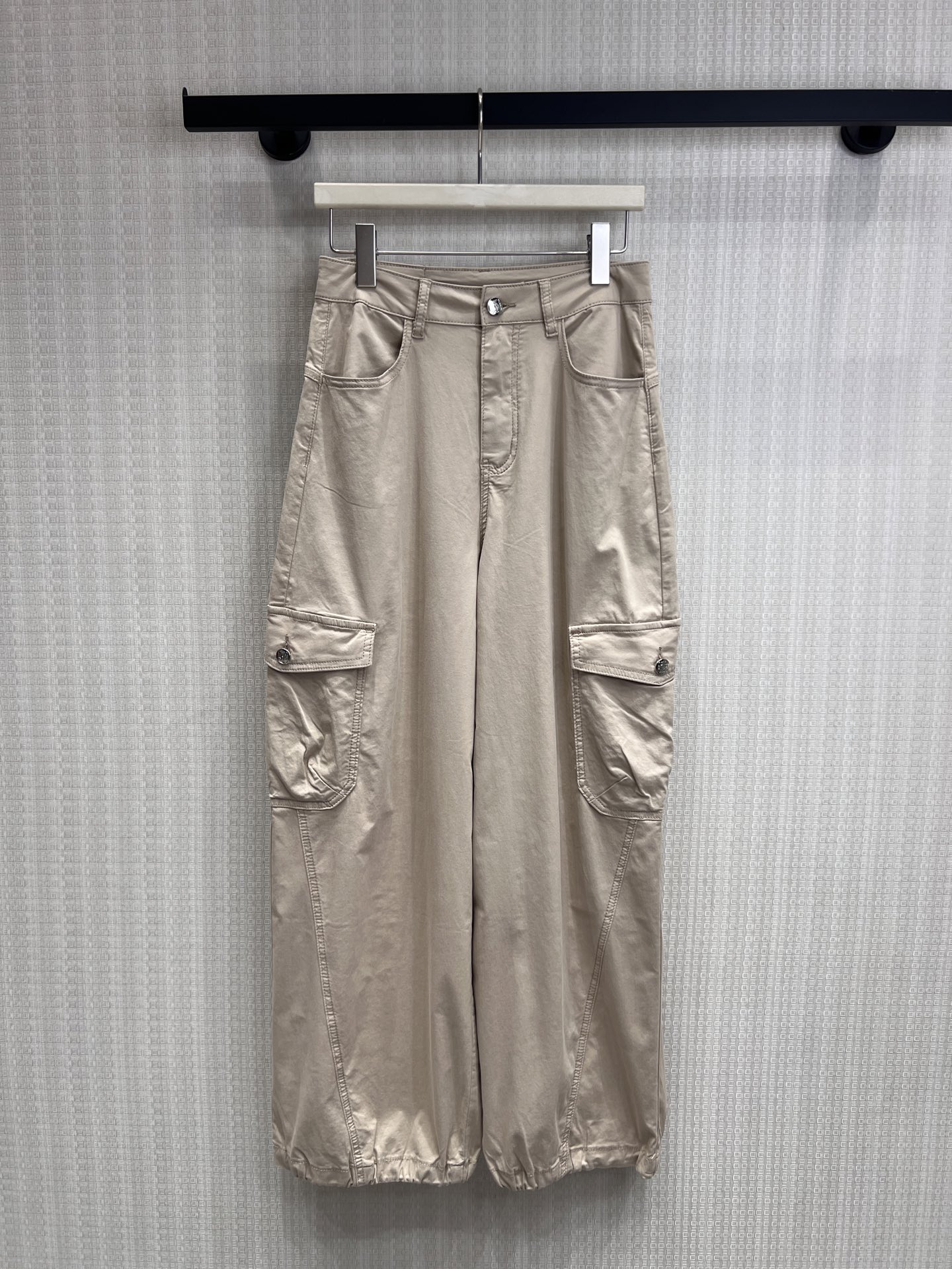 NO:842411,26 spring and summer new products, original designer, light khaki tone with gentle filter, welding the sense of relaxation to the body, high-waisted and wide-leg tailoring, hiding the flesh and showing slimming without picking up the leg shape, and can be easily controlled by pear shape/hip width/thick legs. Three-dimensional work pockets + pleated trouser legs design, with an American retro accent, soft and stiff fabrics that are full of drape, making you walk with wind.  It looks great with white T-shirts and sweaters for daily use. It is suitable for commuting, shopping, and traveling. It is versatile and personalized. Available in stock smL,,sweaters,1986090926春夏新品 原创设计师 浅卡其调自带温柔滤镜,把松弛感焊在身上高腰阔腿剪裁,藏肉显瘦不挑腿型,梨形/胯宽/腿粗都能轻松驾驭.立体工装口袋+裤脚收褶设计,自带美式复古腔调,软而挺括的面料垂感拉满,走路都带风. 日常搭白T、毛衣都很出彩,通勤、逛街、出游穿都合适,百搭又有个性.现货出售smL,,sweaters,,Women's clothing