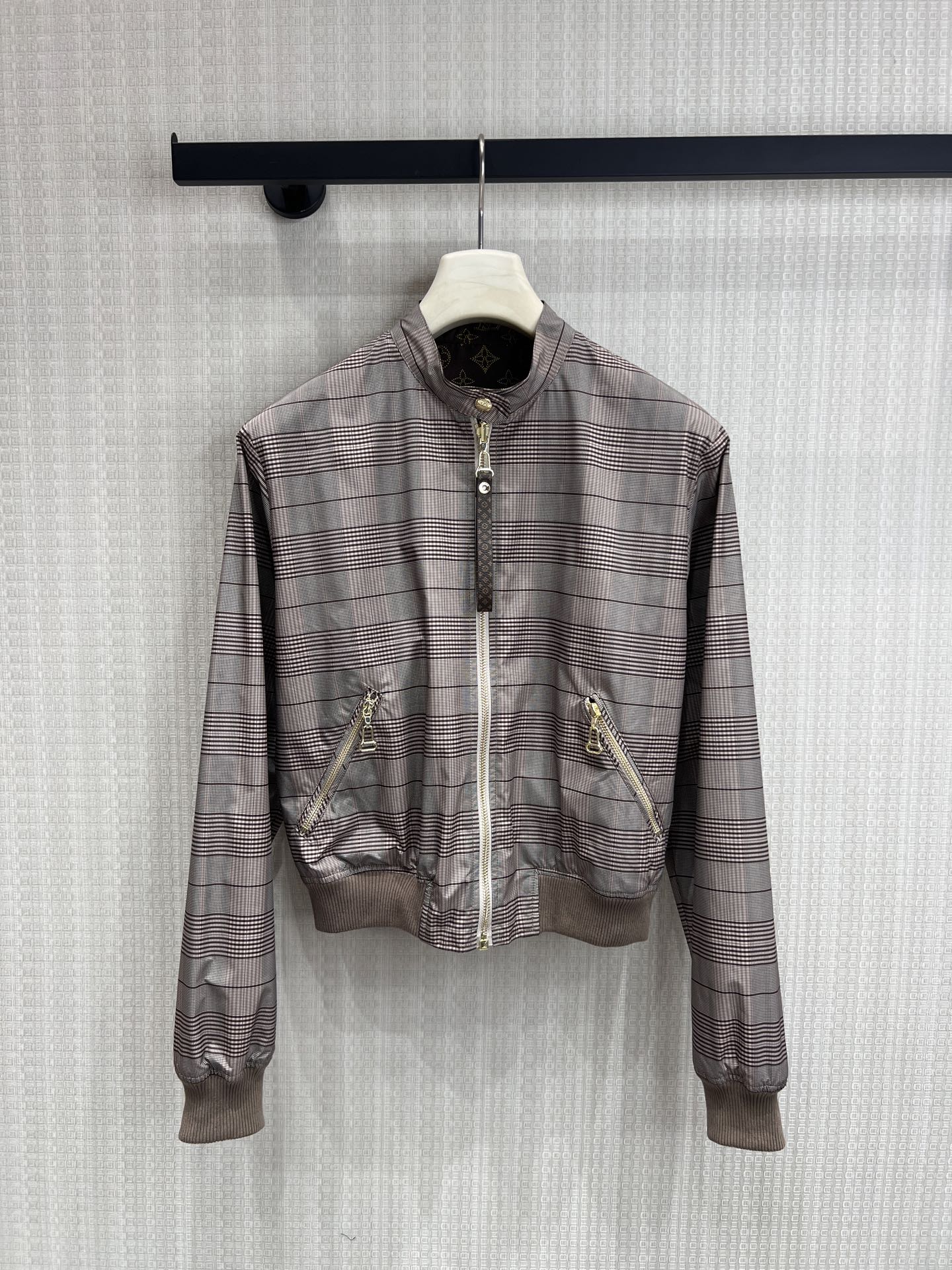 NO:842395,LV **Double-sided plaid presbyopic jacket. It has a noble atmosphere. One side is retro plaid and the other is classic presbyopic. The two styles can be freely switched for full practicality. The short high-waisted design can easily create a 30/70 ratio. Neat tailoring + exquisite hardware, the details show the texture of a big brand. It can be salty or sweet, and it is easy to choose different styles. Ready for sale smL,, louis vuitton, jackets & coats,19860909LV **双面穿格纹老花夹克 自带贵气的氛围感单品 一面复古格纹,一面经典老花 两种风格自由切换,实用性拉满 短款高腰设计,轻松打造三七分比例 利落剪裁+精致五金,细节尽显大牌质感 可盐可甜,轻松拿捏不同穿搭风格现货出售smL,,louis vuitton,jackets & coats,,Women's clothing