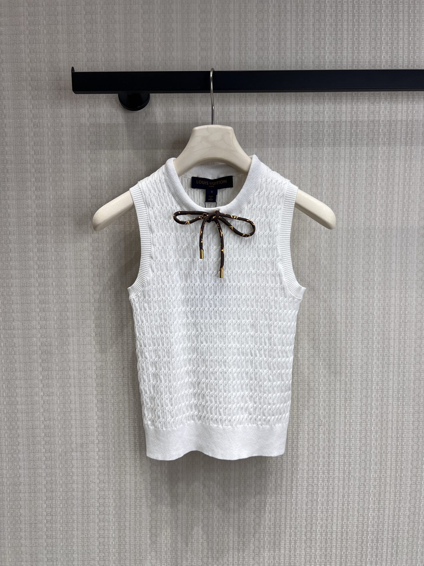 NO:842408,26 spring and summer new Miu** girly lace short white shirt. Iconic doll collar, with beige lace piping, replica of the sweet academic elements. The short cut optimizes the proportions and raises the waistline to bring out the girlish feeling. Exquisite embroidered logo on the chest, low-key to highlight the brand identity. Breathable cotton-like fabric, soft fufu and not sweaty, and comes with age-reducing buff when worn alone or layered. Ready for sale smL,, miumiu, shirts,1986090926春夏新款 Miu**少女感蕾丝花边短款白衬衫 标志性娃娃领,搭配米黄蕾丝滚边,复刻学院派甜美元素 短款剪裁优化比例,拉高腰线自带少女娇俏感 胸前精致刺绣Logo,低调彰显品牌身份 透气棉感面料,软fufu不闷汗,单穿/叠穿都自带减龄buff 现货出售smL,,miumiu,shirts,,Women's clothing