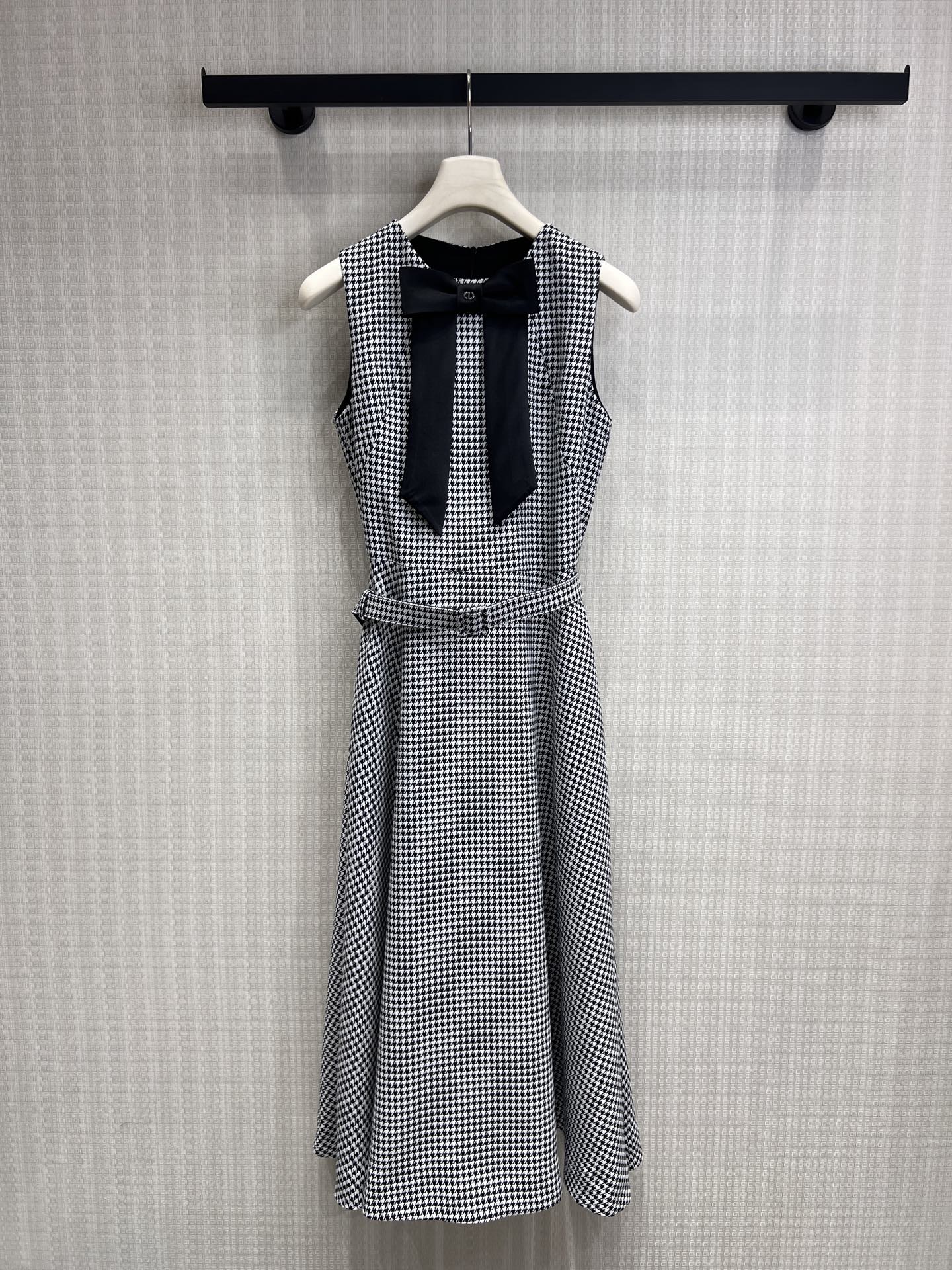 NO:843186,New product for spring and summer 26 Original designer houndstooth sleeveless dress uses classic houndstooth as the canvas to weave a timeless black and white narrative. The detachable velvet tie and belt of the same material are the ritual details we customized for you. The waist is A-shaped and tailored to fit the body shape, making every turn become effortless and refined. Ready for sale smL,,skirts,1986090926春夏新品 原创设计师千鸟格无袖连衣裙 以经典千鸟格为画布,织就永不过时的黑白叙事.可拆卸丝绒领结与同料腰带,是我们为你定制的仪式感细节, 收腰A摆剪裁贴合身形,让每一次转身,都成为不费力的精致.现货出售smL,,skirts,,Women's clothing