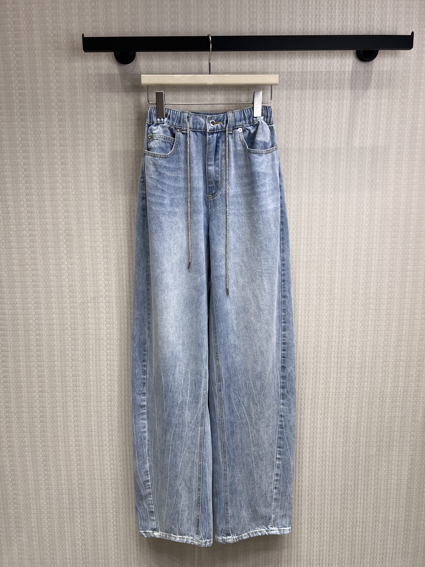 NO:842388,26 spring and summer new Alexa** classic washed blue silhouette jeans | Relaxed hot girl ceiling  Replicating King's iconic street luxury aesthetics, the light ice blue distressed wash comes with a retro filter, and has a relaxed silhouette. The elastic drawstring design at the waist is both comfortable and neat. The loose straight pants hide the body and make it look slimmer. It can easily create a 'head-to-body ratio cheating' effect. Whether you wear it with a short top for hot girl style or a suit for high street commuting, you can wear King's unique cool style. It is a versatile pair of pants that can be worn in the wardrobe for ten years. Ready for sale  smL,,alexander wang,jeans,business suit,1986090926春夏新品 Alexa**经典水洗蓝廓形牛仔裤 | 松弛辣妹天花板 复刻大王标志性的街头奢潮美学,浅冰蓝做旧水洗自带复古滤镜,自带松弛感的廓形剪裁,腰头松紧抽绳设计兼顾舒适与利落,宽松直筒裤型藏肉显瘦,轻松打造“头身比作弊”效果,不管是搭短款上衣走辣妹风,还是配西装走高街通勤风,都能穿出大王独有的酷感格调,是衣橱里能穿十年的百搭神裤.现货出售 smL,,alexander wang,jeans,business suit,,Women's clothing