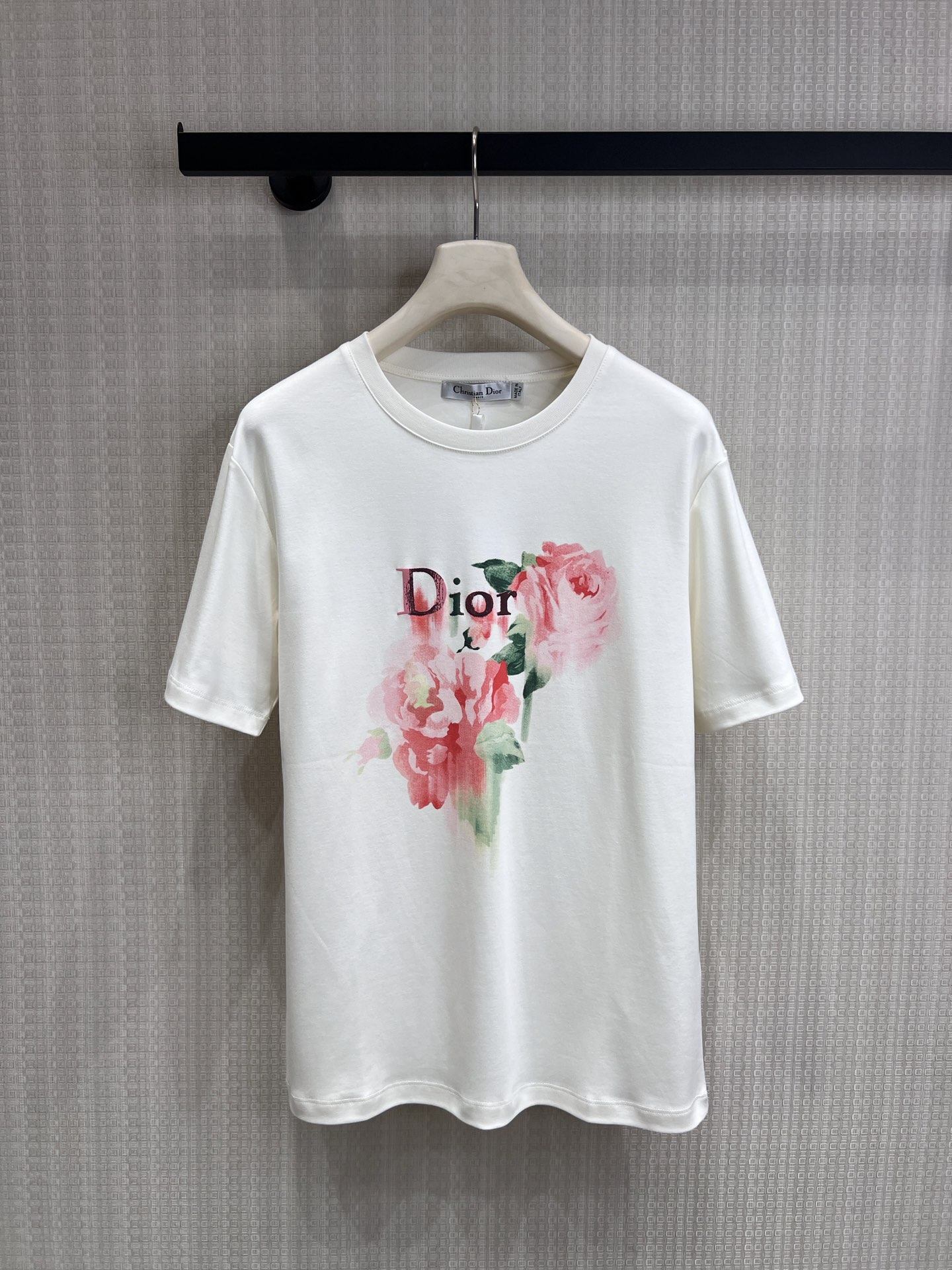 NO:842404,Dio** 2026 spring and summer limited edition |  The watercolor rose printed short-sleeved T-shirt replicates the romantic aesthetics of the Paris haute couture workshop, and presents the rose element in the form of watercolor blooming. The contrast between soft pink and dark green brings a hazy and gentle feeling. The high-count mercerized cotton fabric is selected, which feels silky and skin-friendly, breathable and not sweaty, and has a loose straight fit that is not slimming.  Material, you can easily wear French elegant style with jeans and skirts. It is a versatile style with a gentle filter in the spring and summer wardrobe. Ready for sale smL, dior, skirts, jeans, T-shirt, tees, t-shirt,19860909Dio** 2026春夏限定 | 水彩玫瑰印花短袖T恤复刻巴黎高定工坊的浪漫美学,将玫瑰元素以水彩晕染形式呈现,柔粉与墨绿的撞色,自带朦胧温柔感.甄选高支丝光棉面料,触感丝滑亲肤,透气不闷汗,宽松直筒版型不挑身材,搭配牛仔裤、半裙都能轻松穿出法式优雅格调,是春夏衣橱里自带温柔滤镜的百搭款.现货出售smL,,dior,skirts,jeans,T-shirt,tees，t-shirt,,Women's clothing