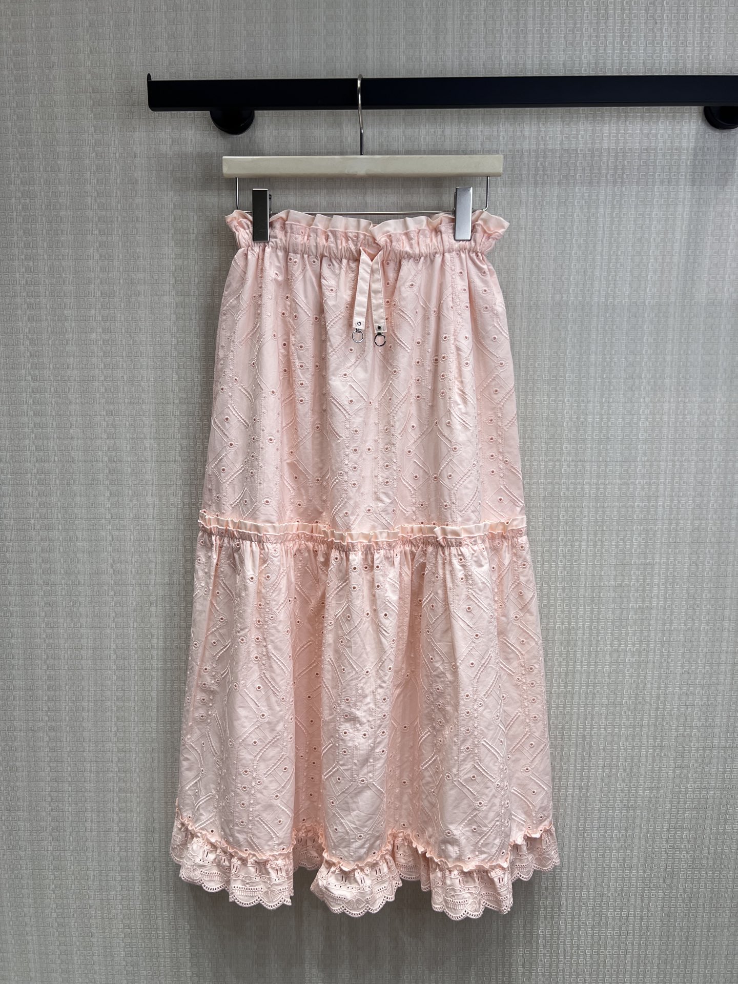 NO:843229,Top Skirt Her** replicates the romantic aesthetics of a French manor, with a stand-up zipper collar, exquisite rhombus embroidery + hot diamond embellishments, and a drawstring at the waist to tighten the waist, easily optimizing the proportions, and creating a layered look even when worn alone.  Heavy-duty lace stitching cake skirt, gentle ruffle design, full drape, and a smart atmosphere when walking. It doesn't care about the figure and hides the flesh. It is breathable and not stuffy. It is suitable for daily commuting, dating, and light gatherings. It looks good alone or in a set. It is a versatile style with an elegant temperament in the wardrobe. Ready for sale smL,,skirts,19860909上衣 裙子Her** 复刻法式庄园的浪漫美学 ,立领拉链款,精致菱格刺绣+烫钻点缀,腰间抽绳可收腰,轻松优化比例,单穿也能搭出层次感. 重工蕾丝拼接蛋糕裙摆,温柔荷叶边设计,垂坠感满分,走路自带灵动氛围感,不挑身材还藏肉.透气不闷,日常通勤、约会、轻聚会都适配,单穿、成套都好看,是衣橱里自带优雅气质的百搭款.现货出售smL,,skirts,,Women's clothing