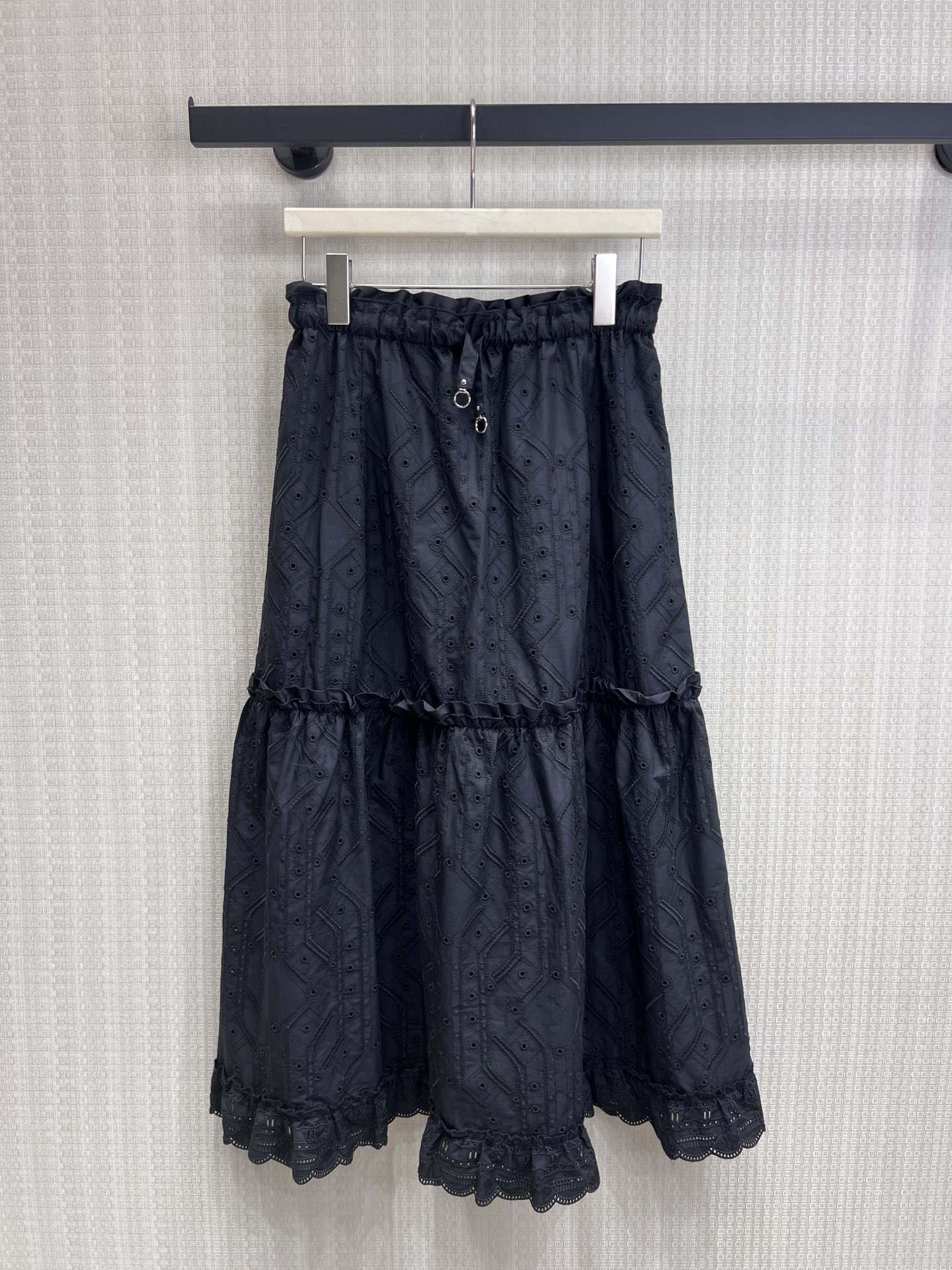NO:843235,Top Skirt Her** replicates the romantic aesthetics of a French manor, with a stand-up collar and zipper. Top Skirt Her** replicates the romantic aesthetics of a French manor. It has a stand-up collar with zipper, exquisite rhombus embroidery and hot diamond embellishment. The drawstring at the waist can be used to tighten the waist, easily optimizing the proportions, and can also create a layered look when worn alone.  Heavy lace splicing cake skirt, gentle ruffle design, perfect drape, giving you a smart atmosphere when walking, not only body-conscious but also hiding your body. It is breathable and not stuffy, suitable for daily commuting, dating, and light gatherings. It looks good alone or as a set. It is a versatile style with elegant temperament in the wardrobe. Available in stock sml rhombus embroidery + hot diamond embellishment, waist drawstring can be tightened, easily optimize the proportion, can also be worn alone to create a sense of hierarchy.  Heavy-duty lace stitching cake skirt, gentle ruffle design, full drape, and a smart atmosphere when walking. It doesn't care about the figure and hides the flesh. It is breathable and not stuffy. It is suitable for daily commuting, dating, and light gatherings. It looks good alone or in a set. It is a versatile style with an elegant temperament in the wardrobe. Ready for sale smL,,skirts,19860909上衣 裙子Her** 复刻法式庄园的浪漫美学 ,立领拉链款,上衣 裙子Her** 复刻法式庄园的浪漫美学 ,立领拉链款,精致菱格刺绣+烫钻点缀,腰间抽绳可收腰,轻松优化比例,单穿也能搭出层次感. 重工蕾丝拼接蛋糕裙摆,温柔荷叶边设计,垂坠感满分,走路自带灵动氛围感,不挑身材还藏肉.透气不闷,日常通勤、约会、轻聚会都适配,单穿、成套都好看,是衣橱里自带优雅气质的百搭款.现货出售smL 菱格刺绣+烫钻点缀,腰间抽绳可收腰,轻松优化比例,单穿也能搭出层次感. 重工蕾丝拼接蛋糕裙摆,温柔荷叶边设计,垂坠感满分,走路自带灵动氛围感,不挑身材还藏肉.透气不闷,日常通勤、约会、轻聚会都适配,单穿、成套都好看,是衣橱里自带优雅气质的百搭款.现货出售smL,,skirts,,Women's clothing