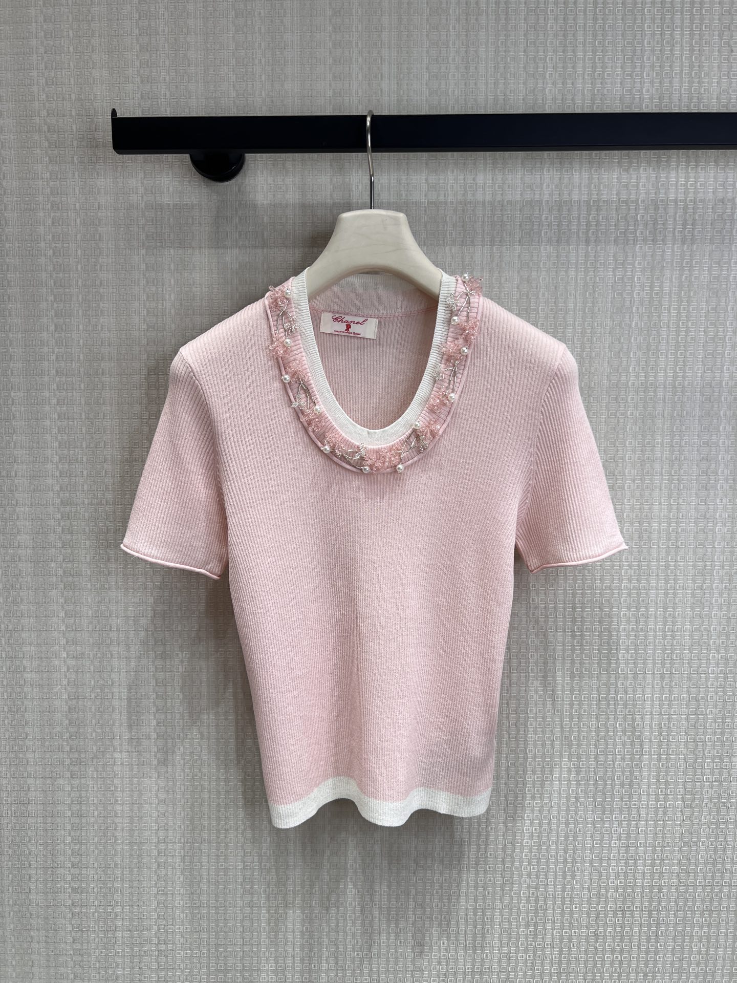 NO:843201,26 new spring and summer products, original pink-toned beaded knitted top | privately customized soft pink aesthetics. Using soft mist pink as the base color, weave a knitted sweater with a soft light. The hand-beaded and lace pieces on the neckline are exquisite details we customized for you. The slim grooves are cut to fit the body shape and outline gentle lines, bringing the romance and elegance of spring to the body. Ready for sale sml,,1986090926春夏新品 原创粉调钉珠针织上衣 | 私定级柔粉美学 以柔雾粉为底色,织就一件自带柔光的针织衫. 领口手工钉珠与蕾丝花片,是我们为你定制的精致细节, 修身坑条剪裁贴合身形,勾勒温柔线条, 把春日的浪漫与优雅,都穿在身上.现货出售smL,,,Women's clothing