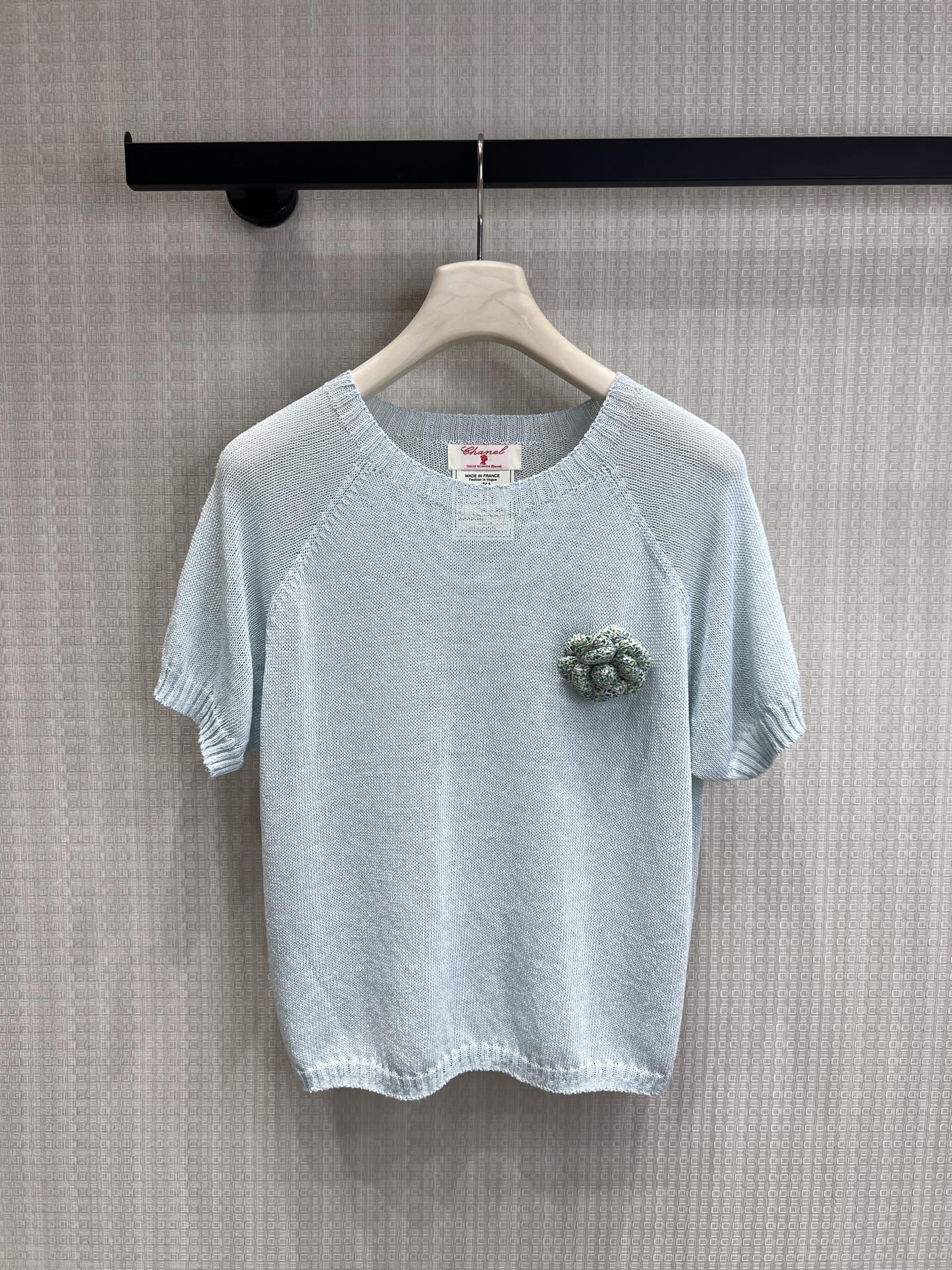 NO:843207,26 spring and summer new products Original designer handmade camellia·light blue knitted T-shirt | Private grade gentleness is like crushing the entire spring mist and woven into this light blue knitted piece. The hand-knitted camellia brooch is your own little scented ritual; the breathable ice-like knitted fabric has its own relaxed drape, wearing the gentleness and delicacy of summer on the body. Ready for sale sml, tees, t-shirt, brooch, breastpin,1986090926春夏新品 原创设计师手工山茶·浅蓝针织T恤 | 私定级温柔 像揉碎了一整个春日的薄雾,织进这件浅蓝针织里.手工编织山茶花胸针,是独属于你的小香风仪式感；透气冰感针织面料,自带松弛的垂坠感, 把夏日的温柔与精致,都穿在身上.现货出售smL,,tees，t-shirt,brooch，breastpin,,Women's clothing